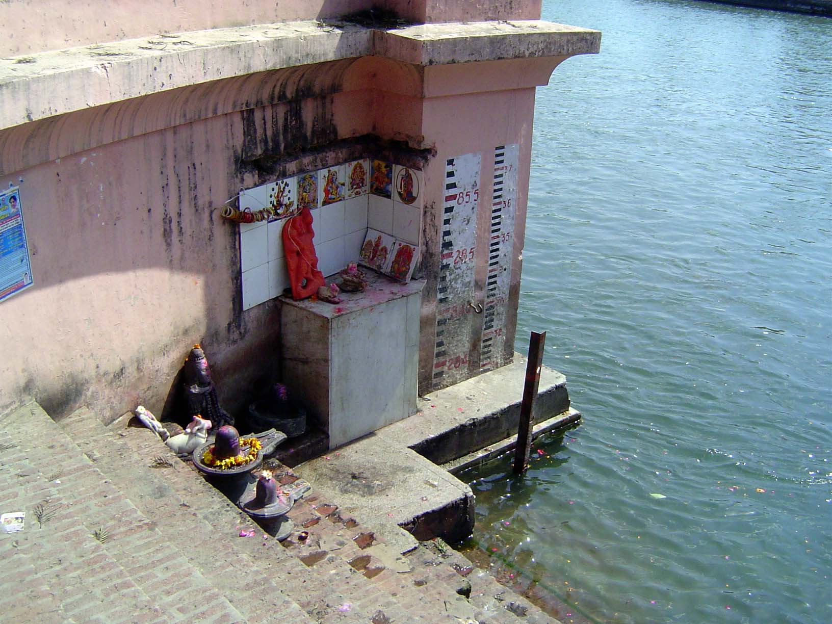Up at the Hardiwar headworks, the little shrine was still in place.