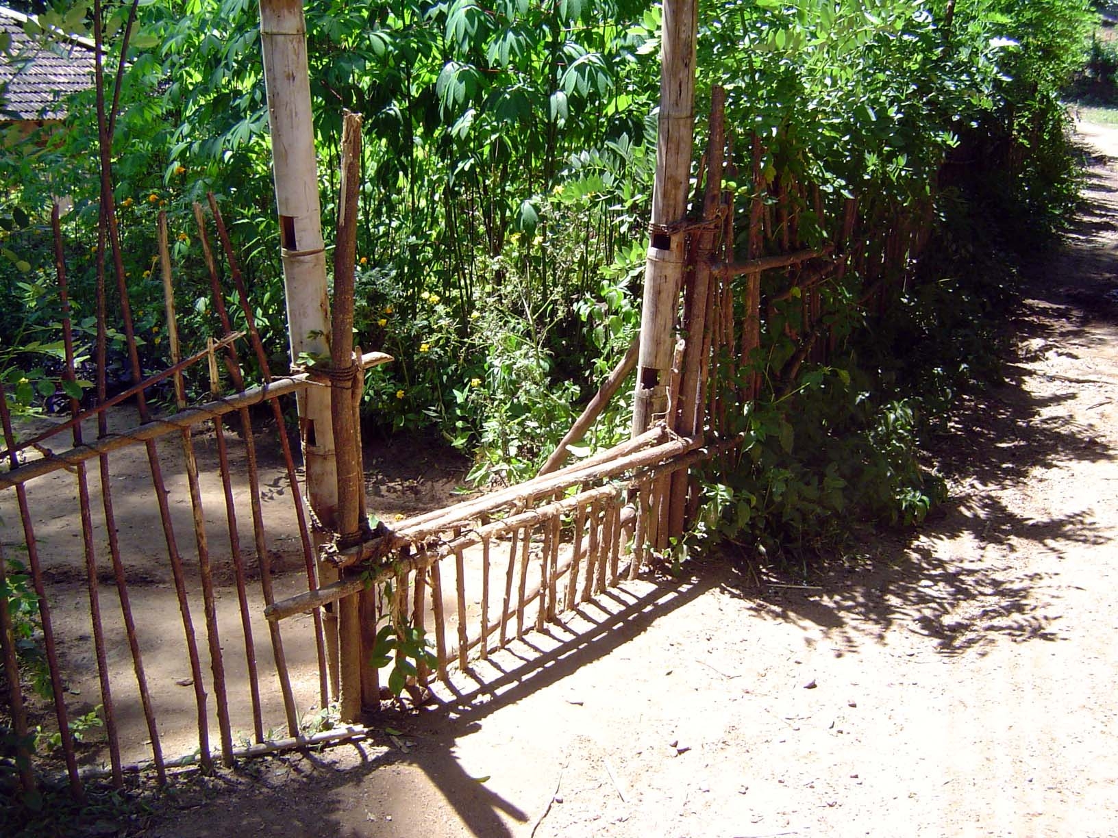Homestead gate. An upper bar can be drawn across, too.