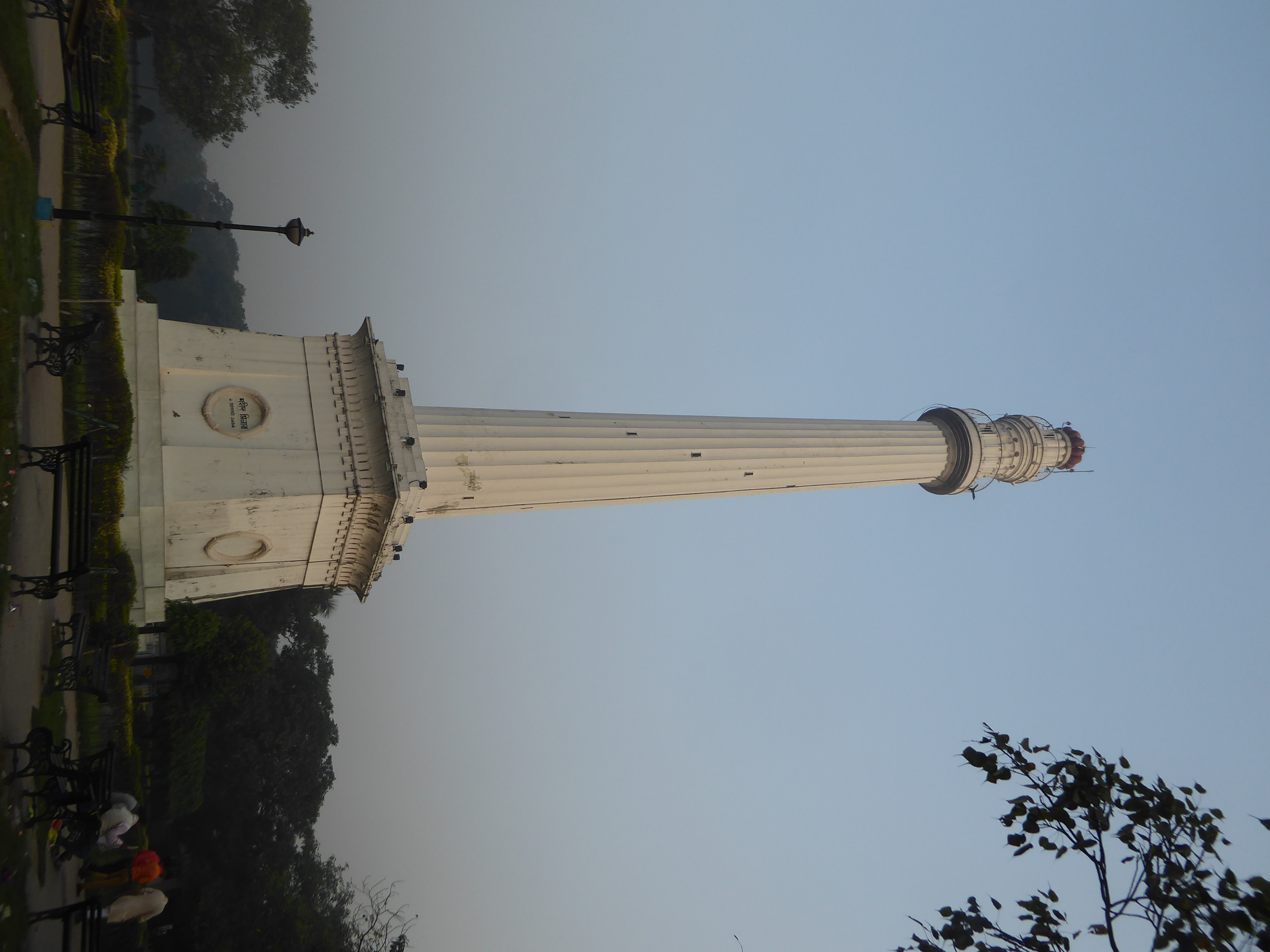 We've slipped 500 meters south to the eastern side of the huge open space called the maidan, here with its landmark Ochterlony Monument of 1
