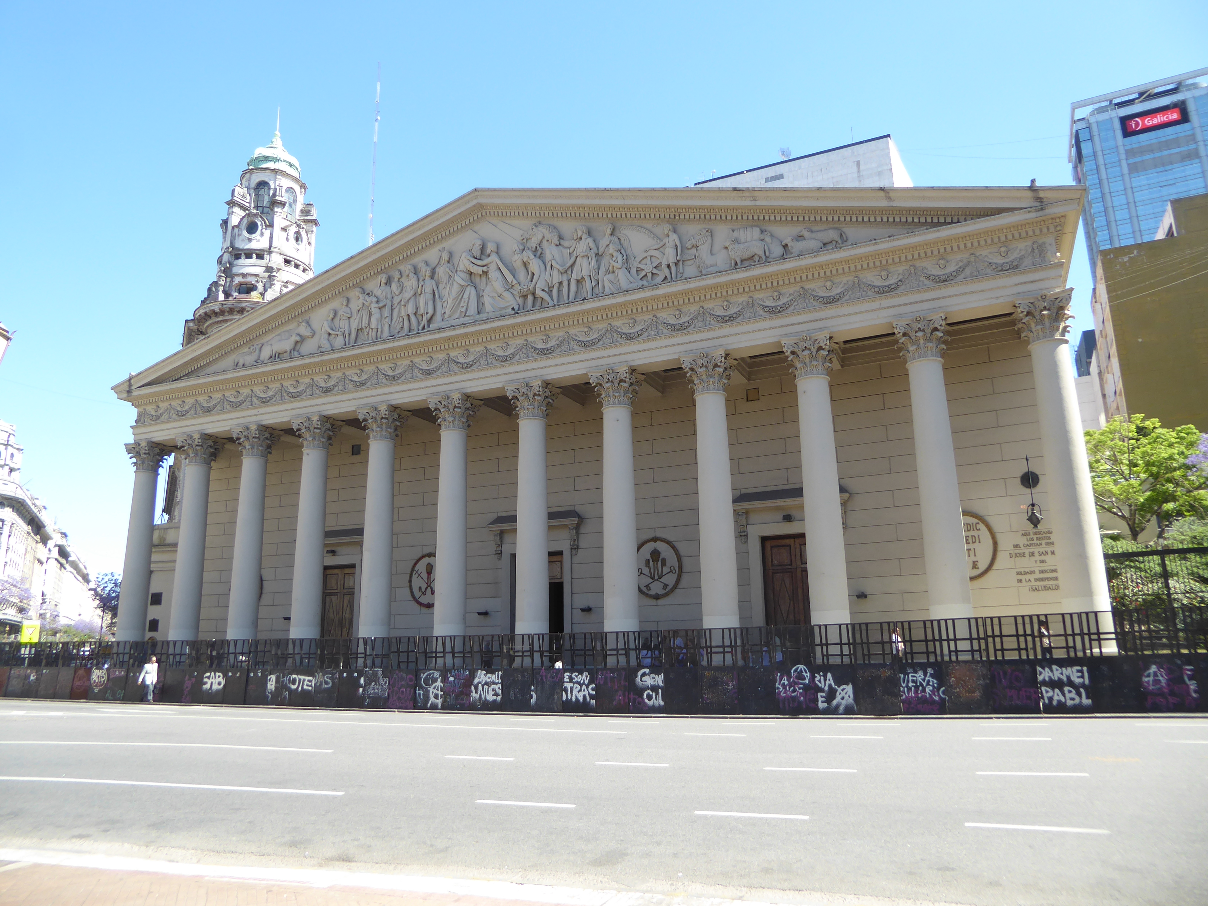 Look like a church to you? Me neither, but facing the old town hall this is the Metropolitan Cathedral, with a facade from the early 19th ce
