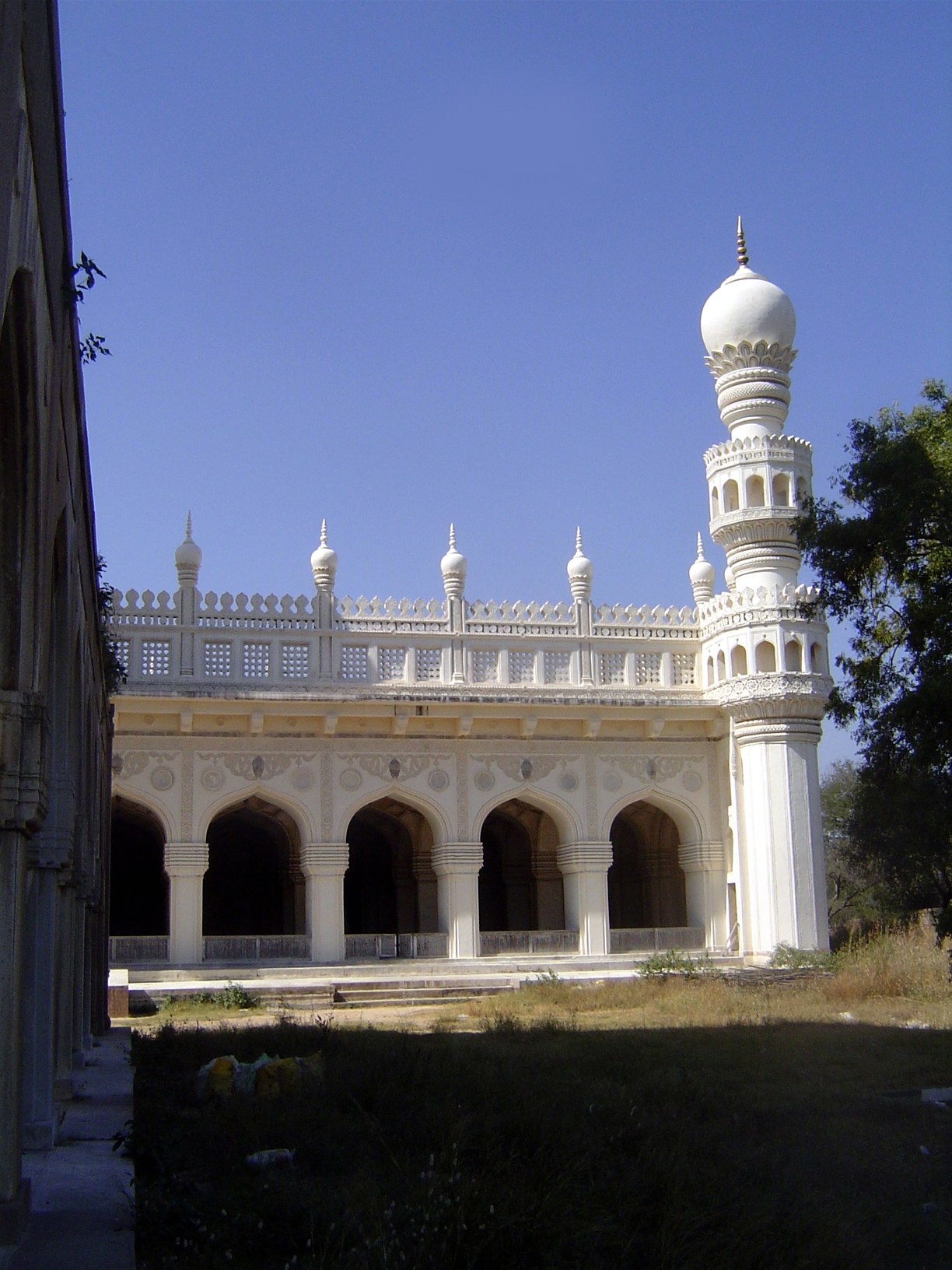 The Great Mosque of the Golconda Tombs, with calligraphy by Saleh Muhammad from Bahrain. It's a tradition found in many Muslim cemeteries: t