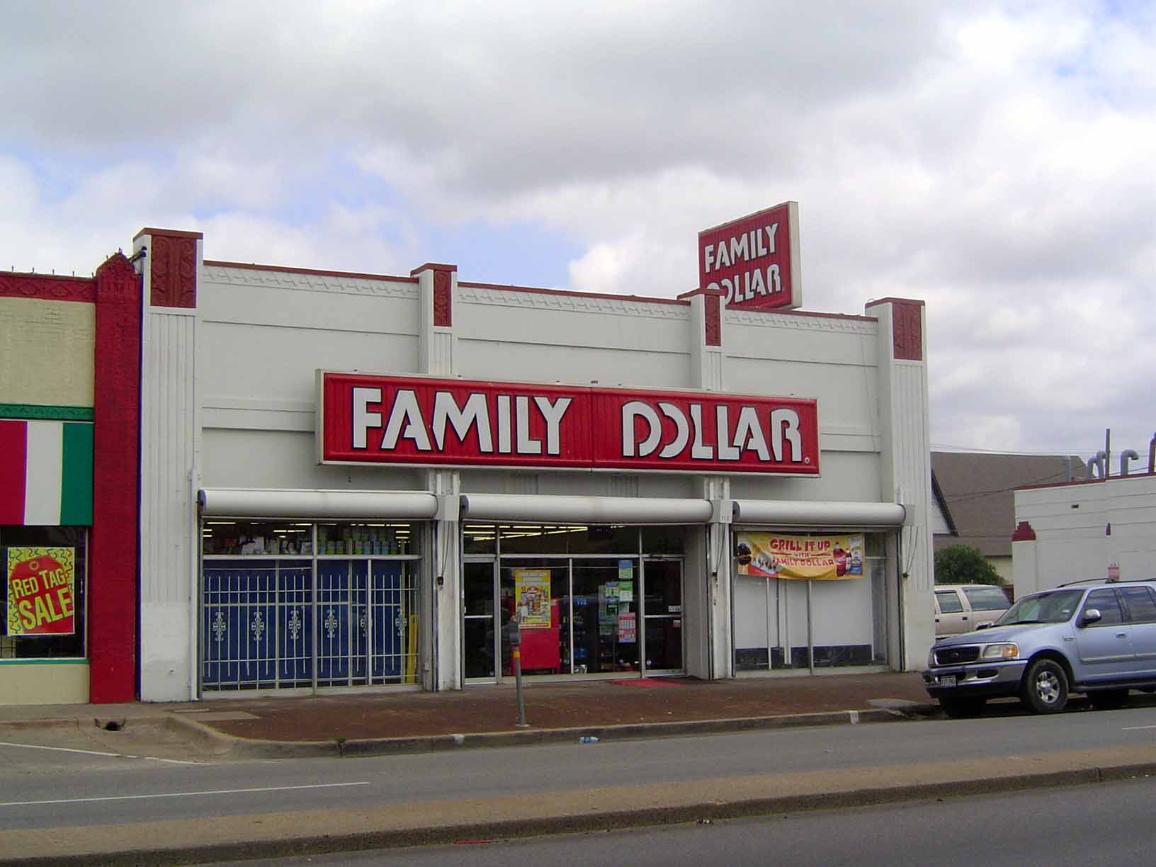 Dallas had hundreds of mostly independent grocery stores until about World War I, when chains began forming. The biggest were Star Cash, Uni
