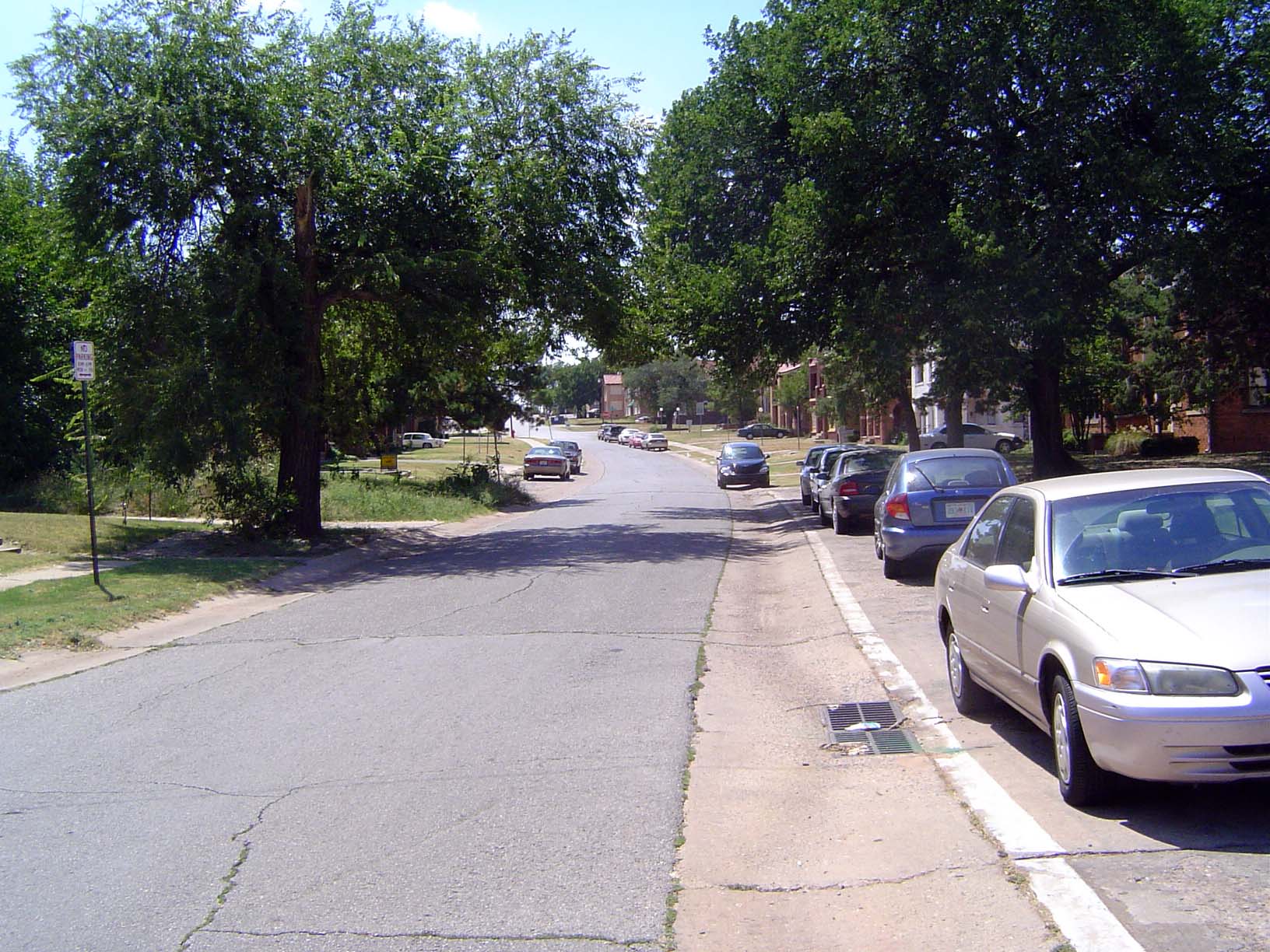 East Street curves uphill from the parkway toward the Lincoln Terrace Addition, laid out by John Culbertson, the developer who gave the land