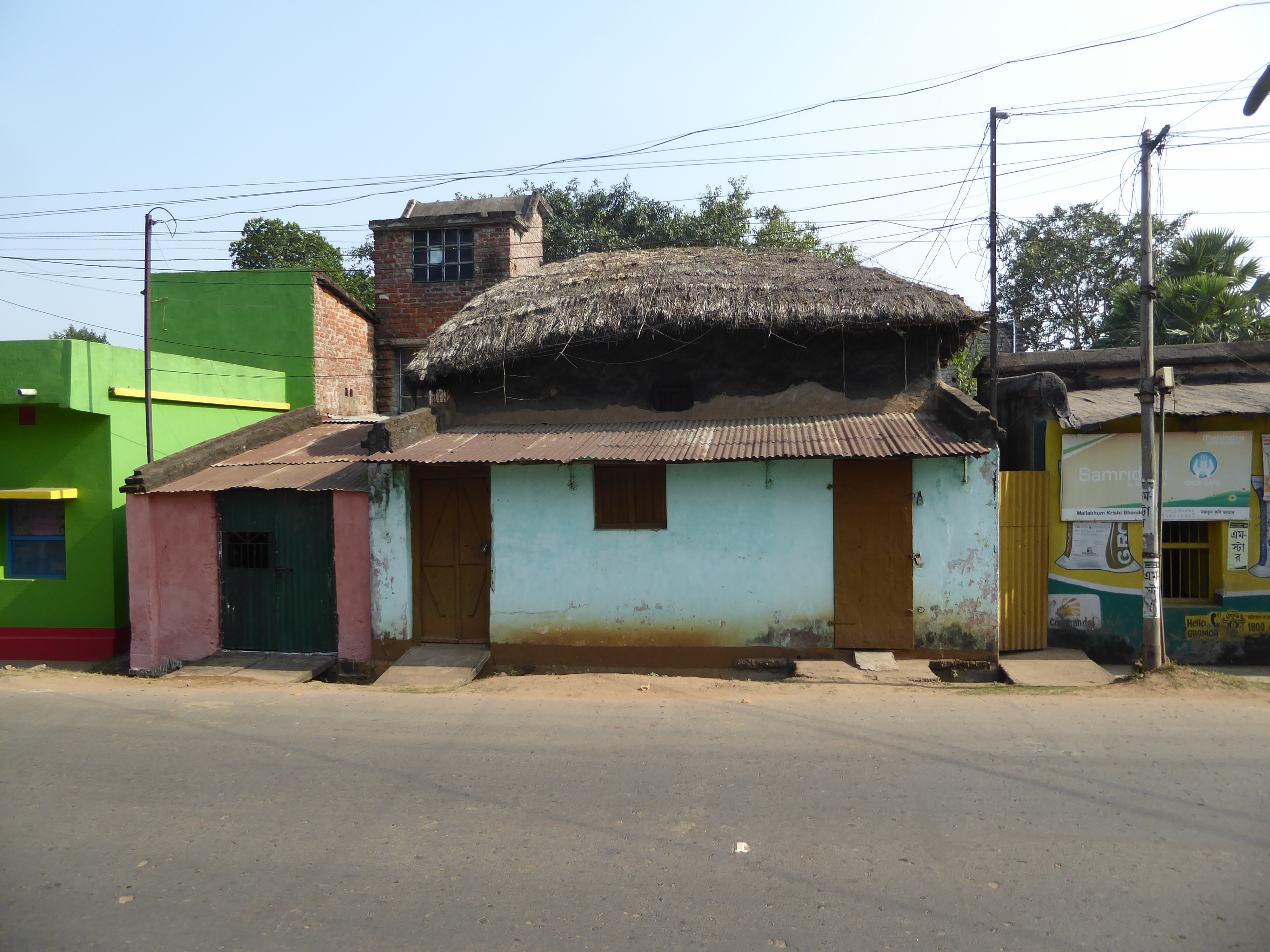 Here's the source: a thatched roof with the archetypal Bengali curve at both the ridge and the eave. Curving the chala or thatch is said to