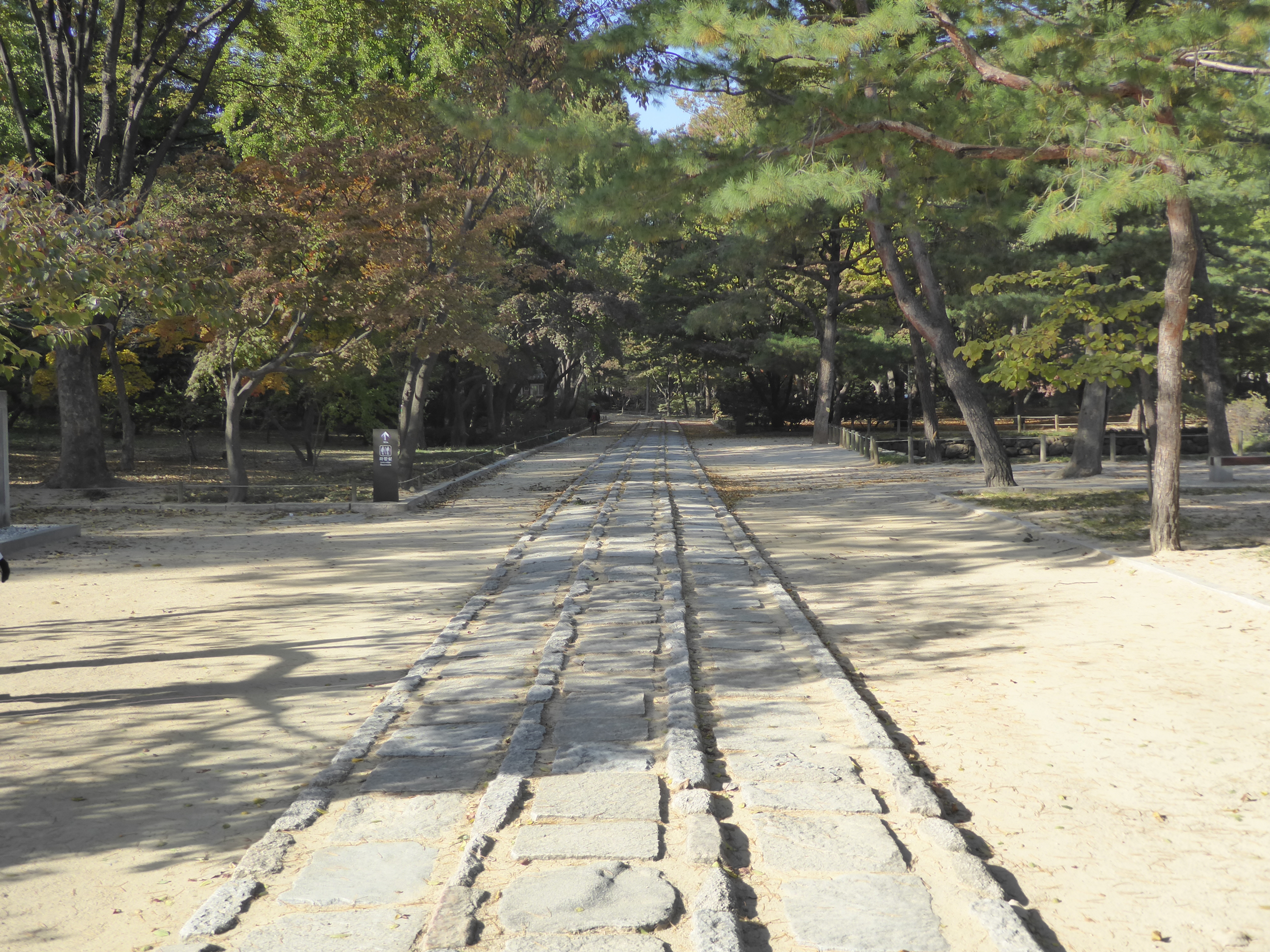 The abiding relics of the kings who ruled Korea from 1400 are here, at the Jongmyo Shrine. There's something about the central path that att