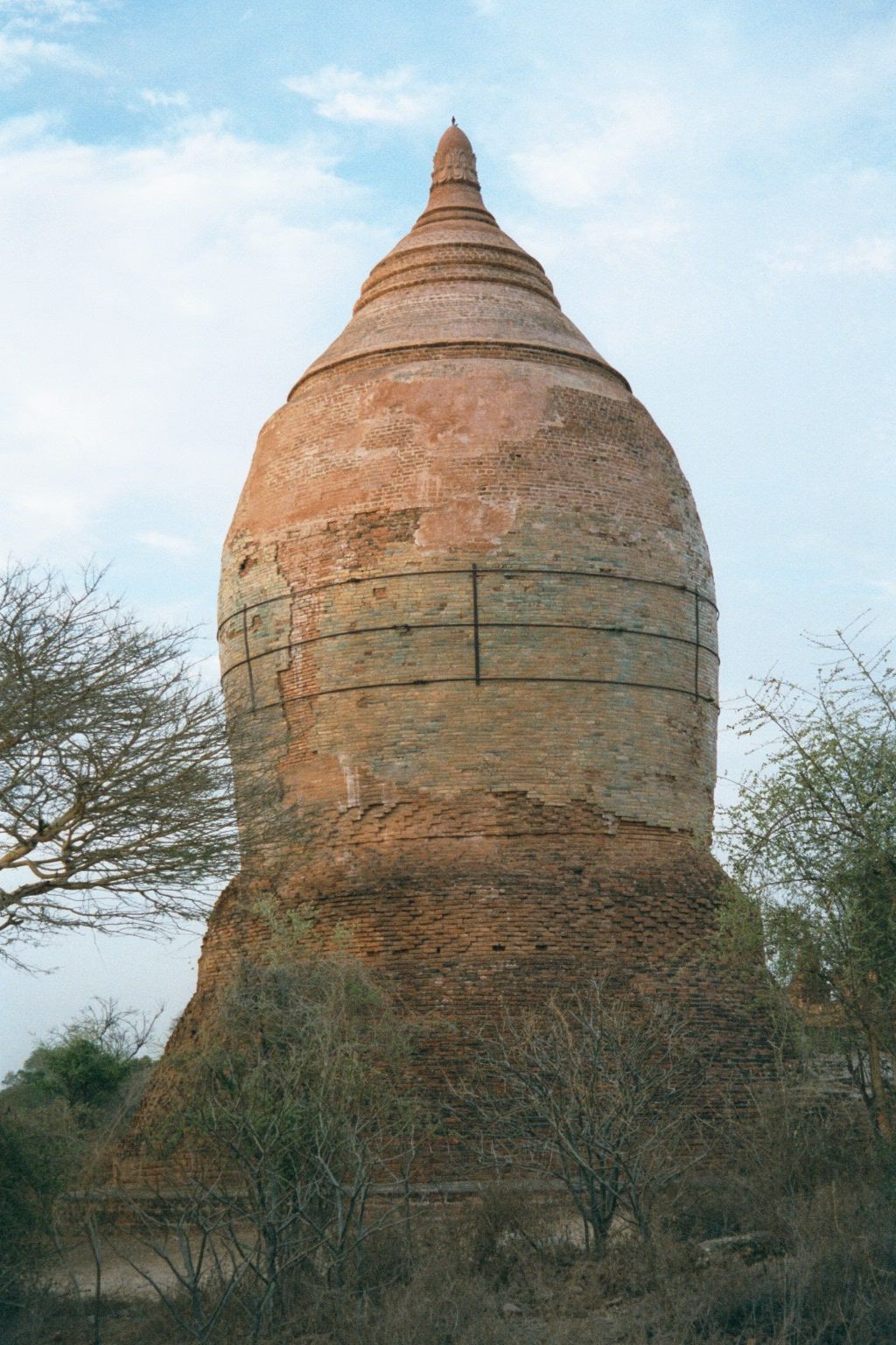 An even older structure, the pre-imperial Nga-kywe-na-daung, a zedi or pagada likely dating from the 9th century. This early form suggests,
