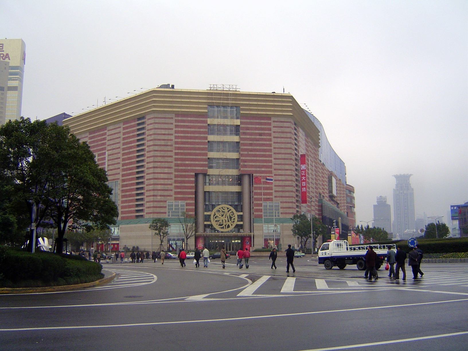 Let's shop! It's in Lujiazui, close to the Oriental Pearl tower. Name: Super Brand Mall. Owner: Thailand's Charoen Group.