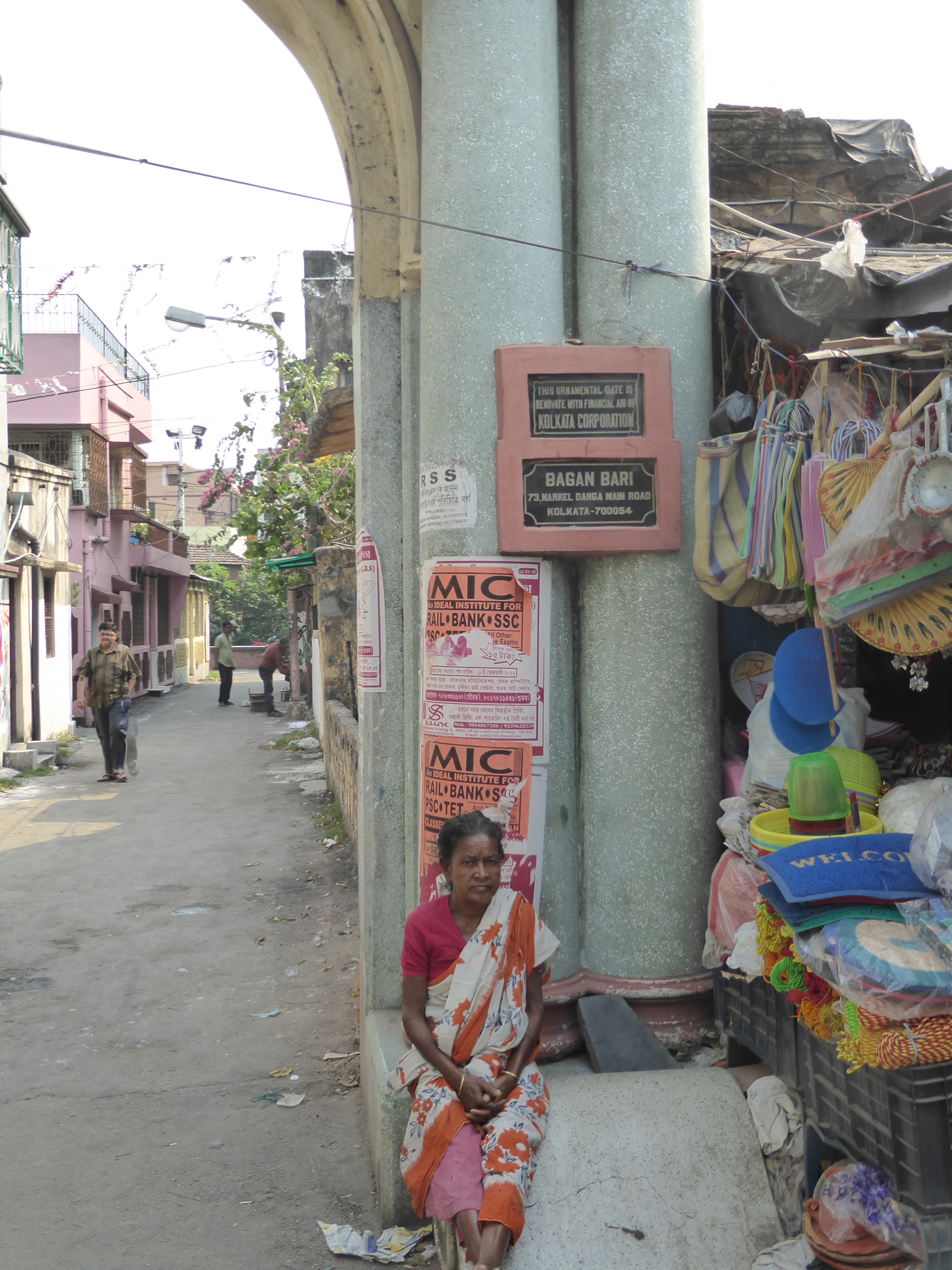 Garden Home, now subdivided and infilled. Why has the Kolkata Corporation paid for the renovation of the gate? Good question. Alas, I have n