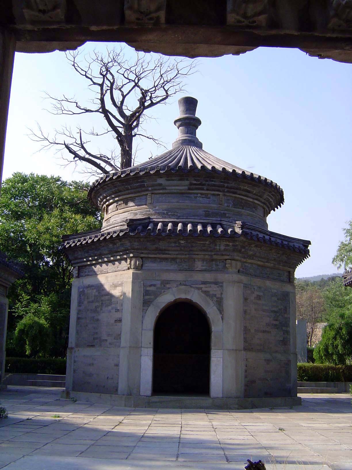 The stele pavilion, with double eaves under a pommel.