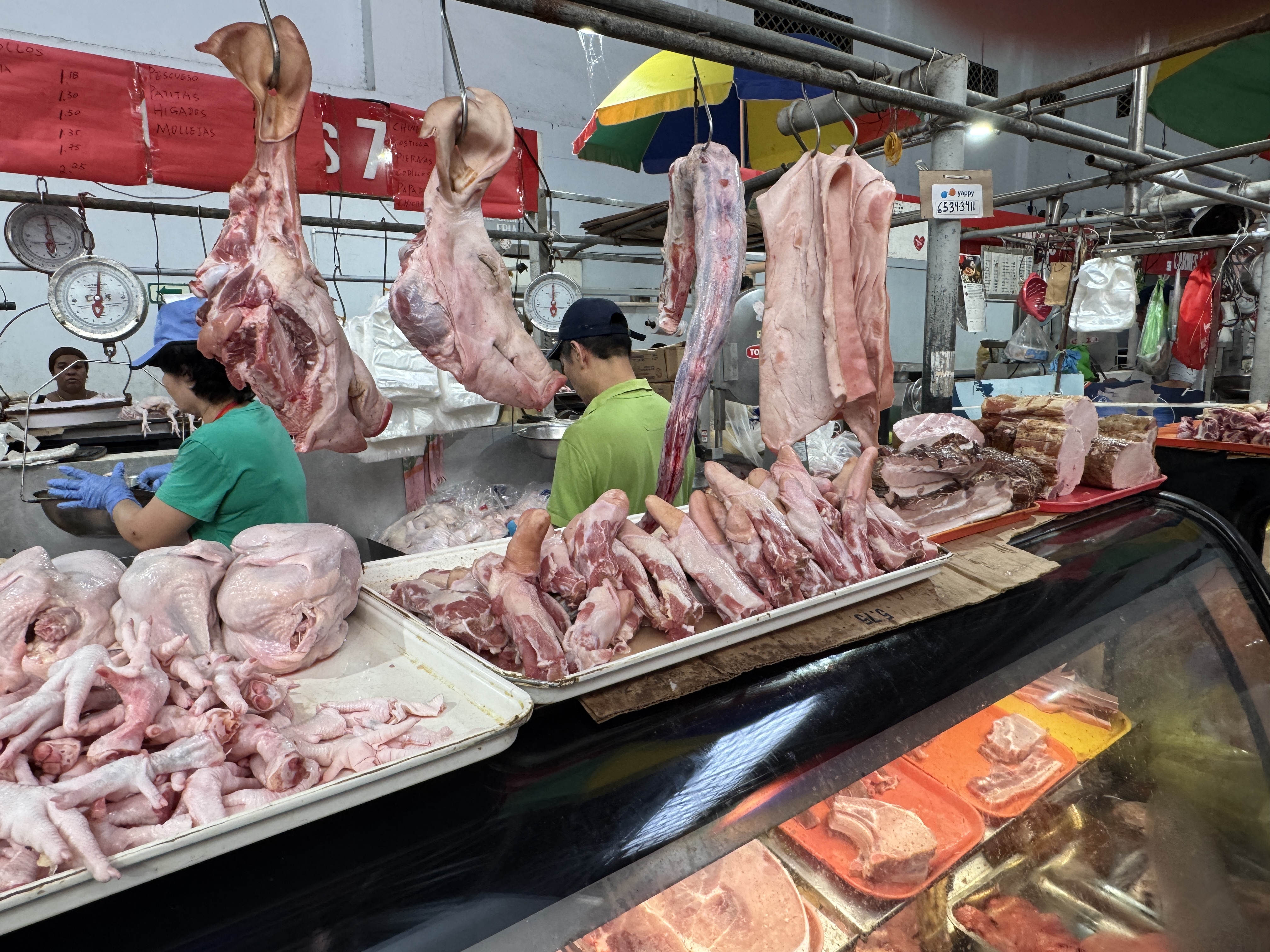 Yes, there are several supermarkets in Colón, but this is more fun.