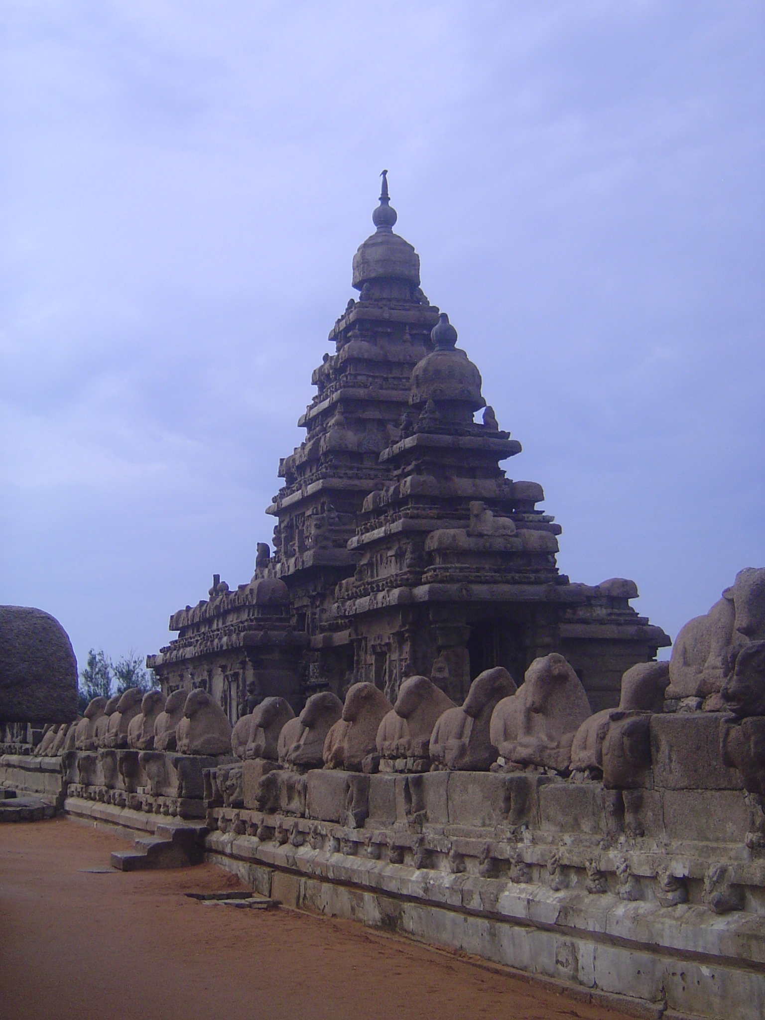 Unlike so many of the monuments at Mamallapuram, this one is structural, not monolithic. The form, however, is very similar to the nearby bu