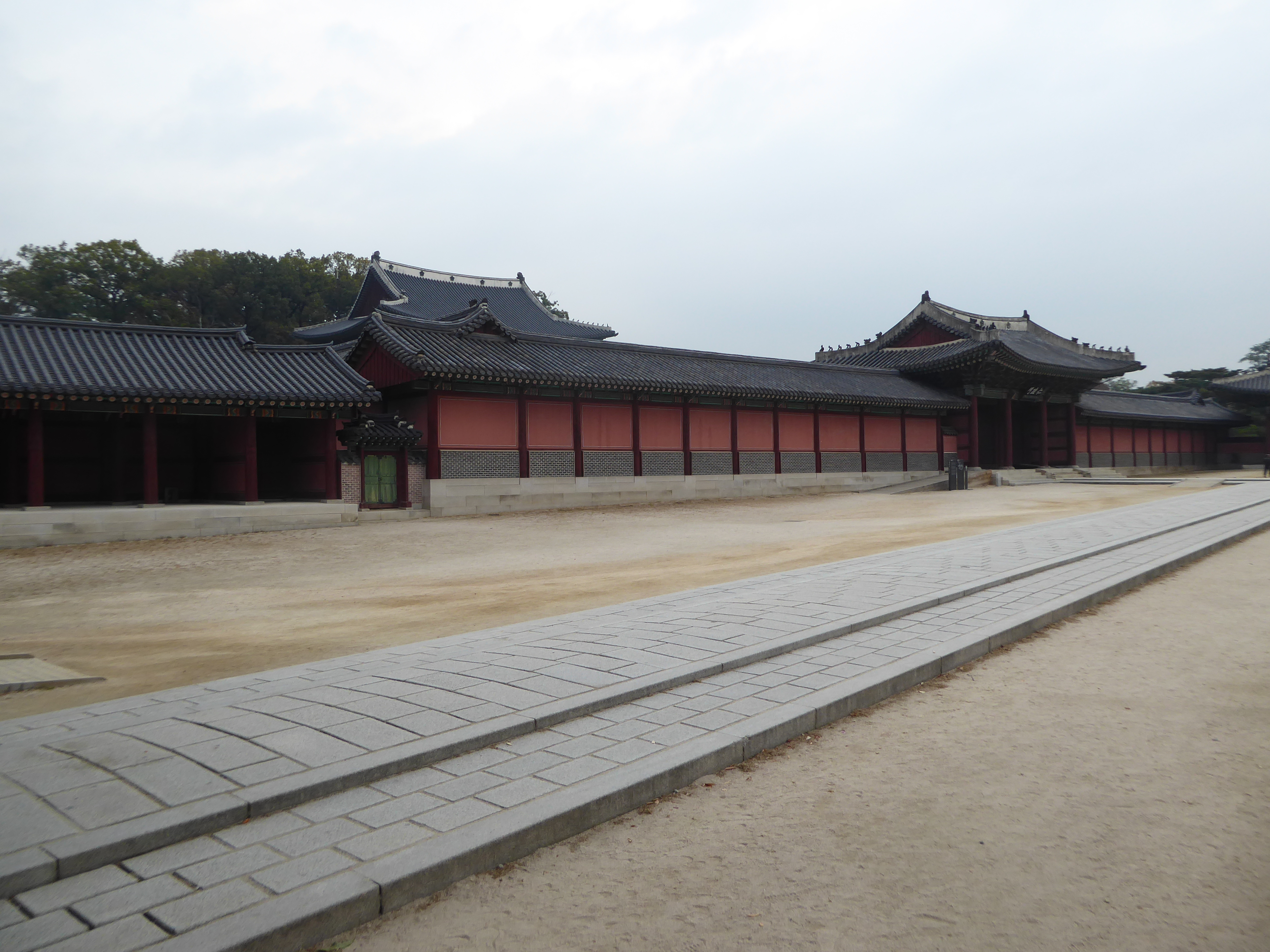 Curiously, this palace is not cardinally oriented. Instead, the approach lies on an axis perpendicular to the line from the final gate, Injo