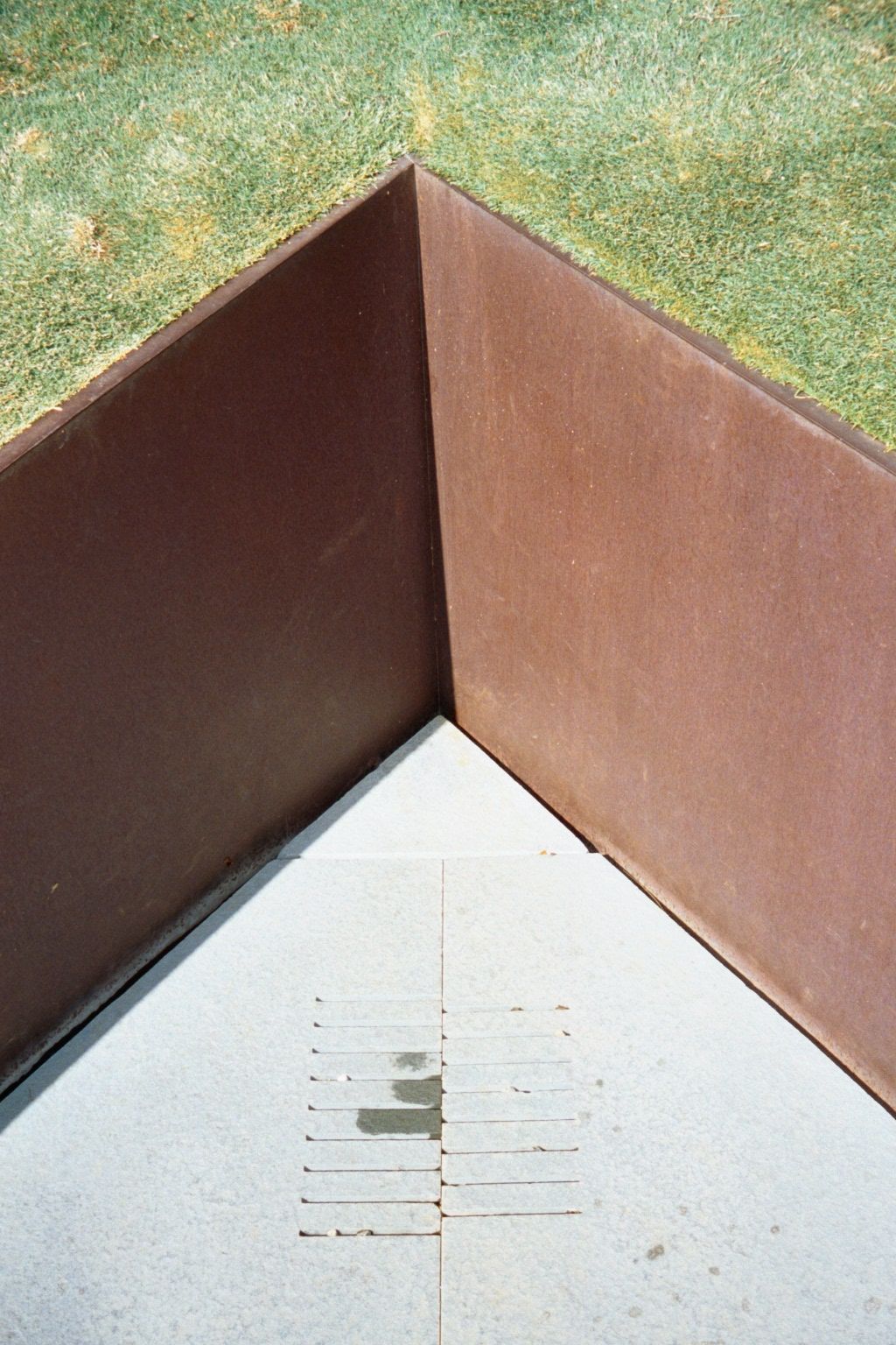 Detailing along the walk to the maze. Think you can buy this kind of stuff at Home Depot?