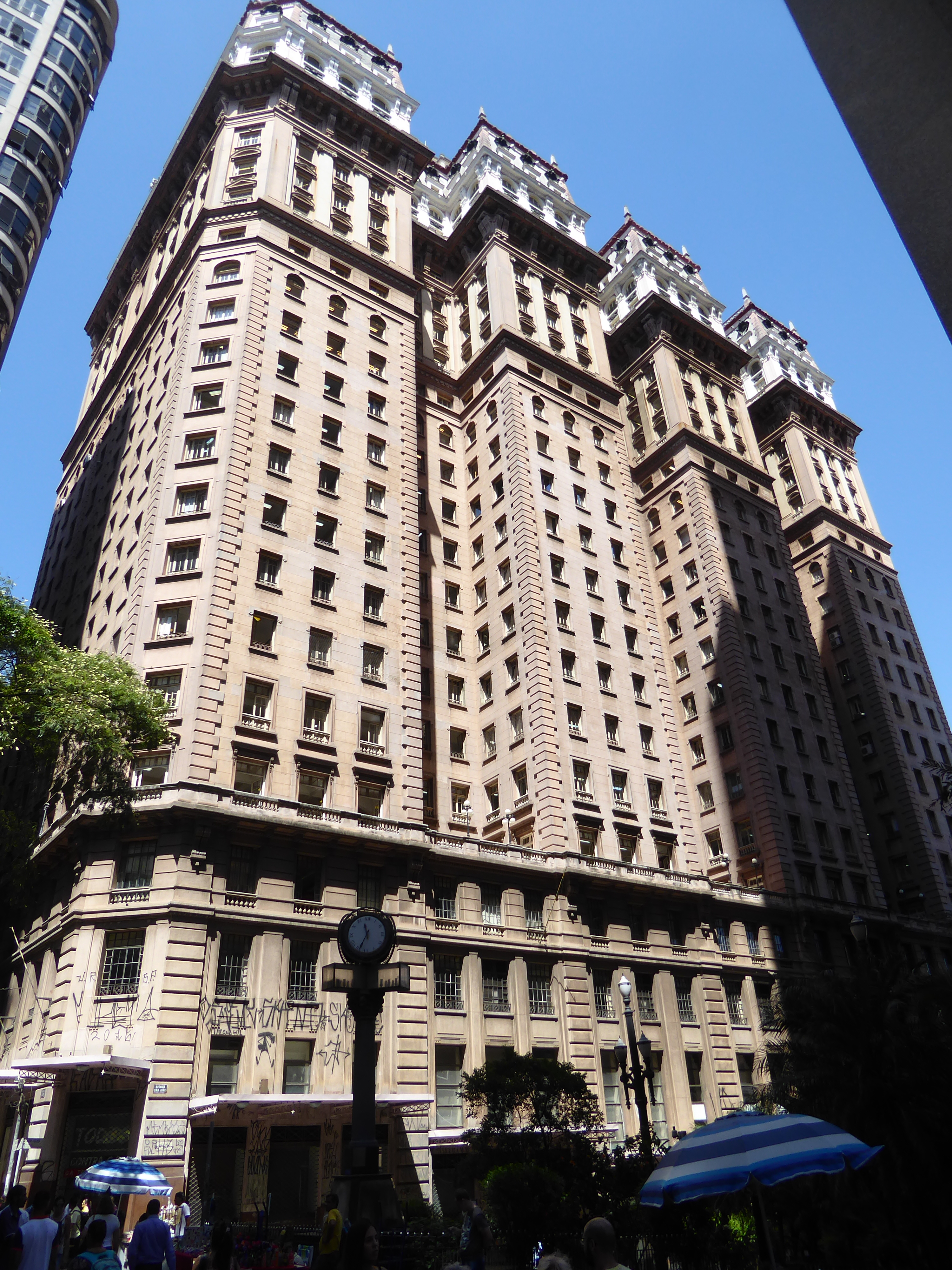 Here's the famous Edificio Martinelli, from 1929 and until 1936 the highest building in the world outside the U.S. The building had a Hungar