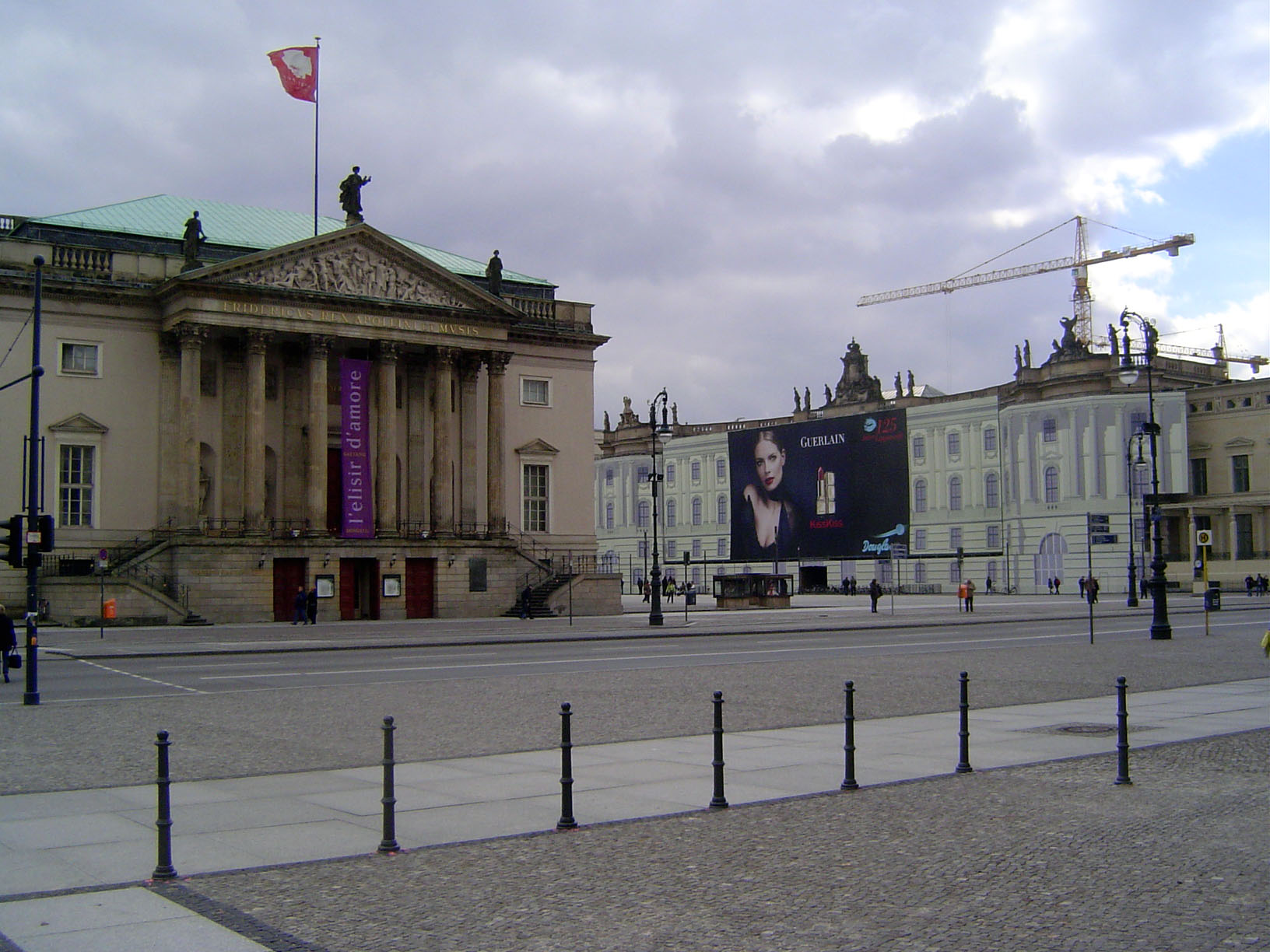 Back on Under den Linden, this is the Statsoper Unter den Linden, the state opera house built in the 1740s, rebuilt after a fire in 1843, an