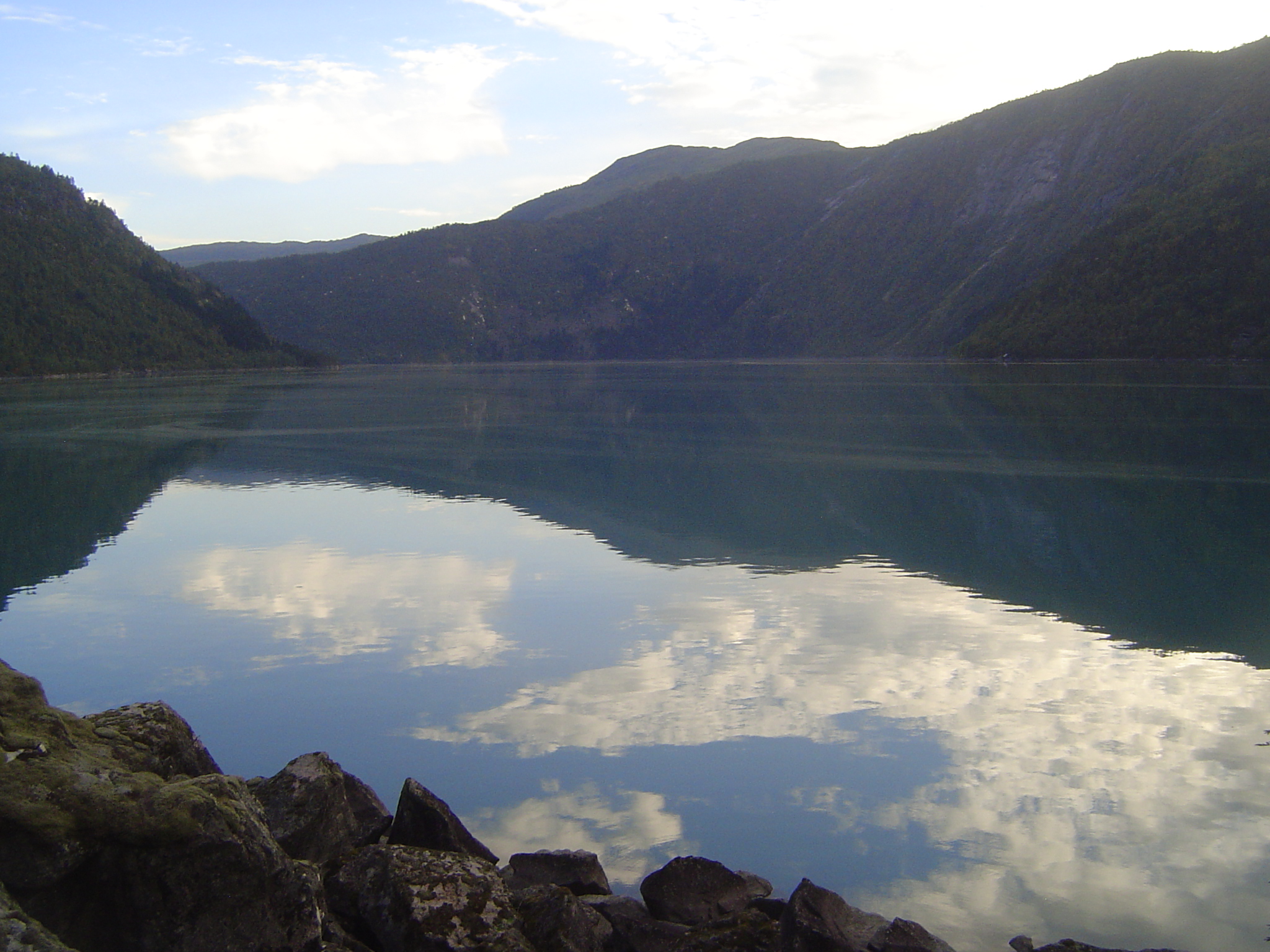 Parallel to the Lustrafjord but at a higher elevation, the Veitastrond Lake, or Veitastrondavatnet, empties into a short river.