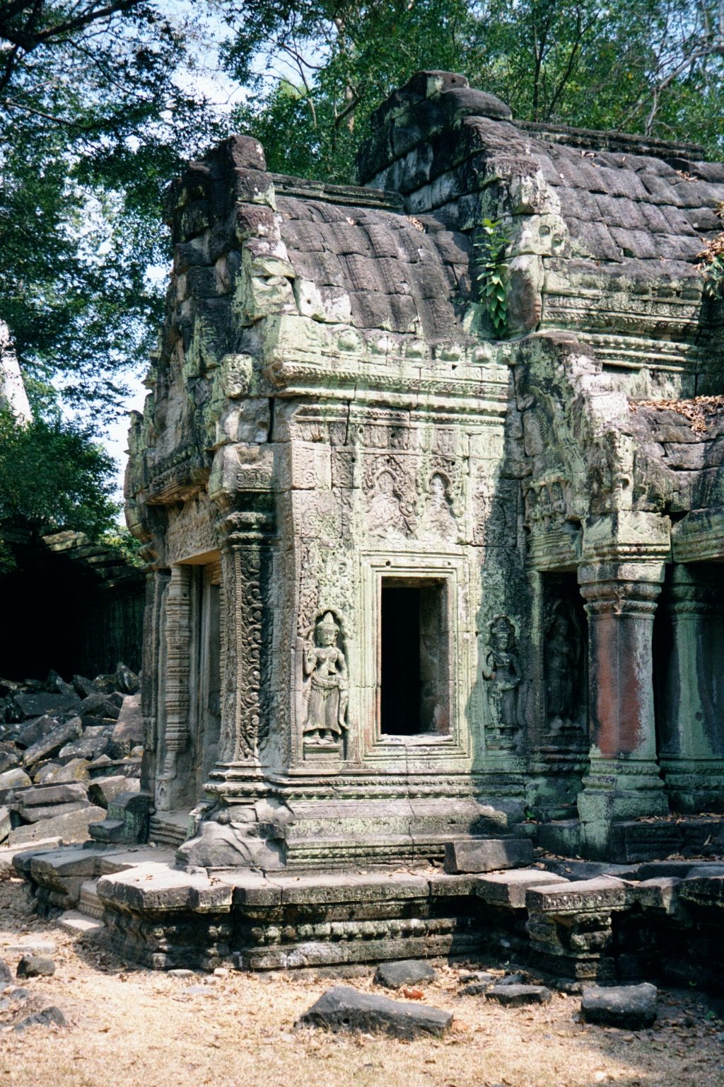 Reminiscent of Preah Khan, Ta Prohm was laid out as a rectangle measuring a thousand meters by 650: inscriptions say it was occupied by almo