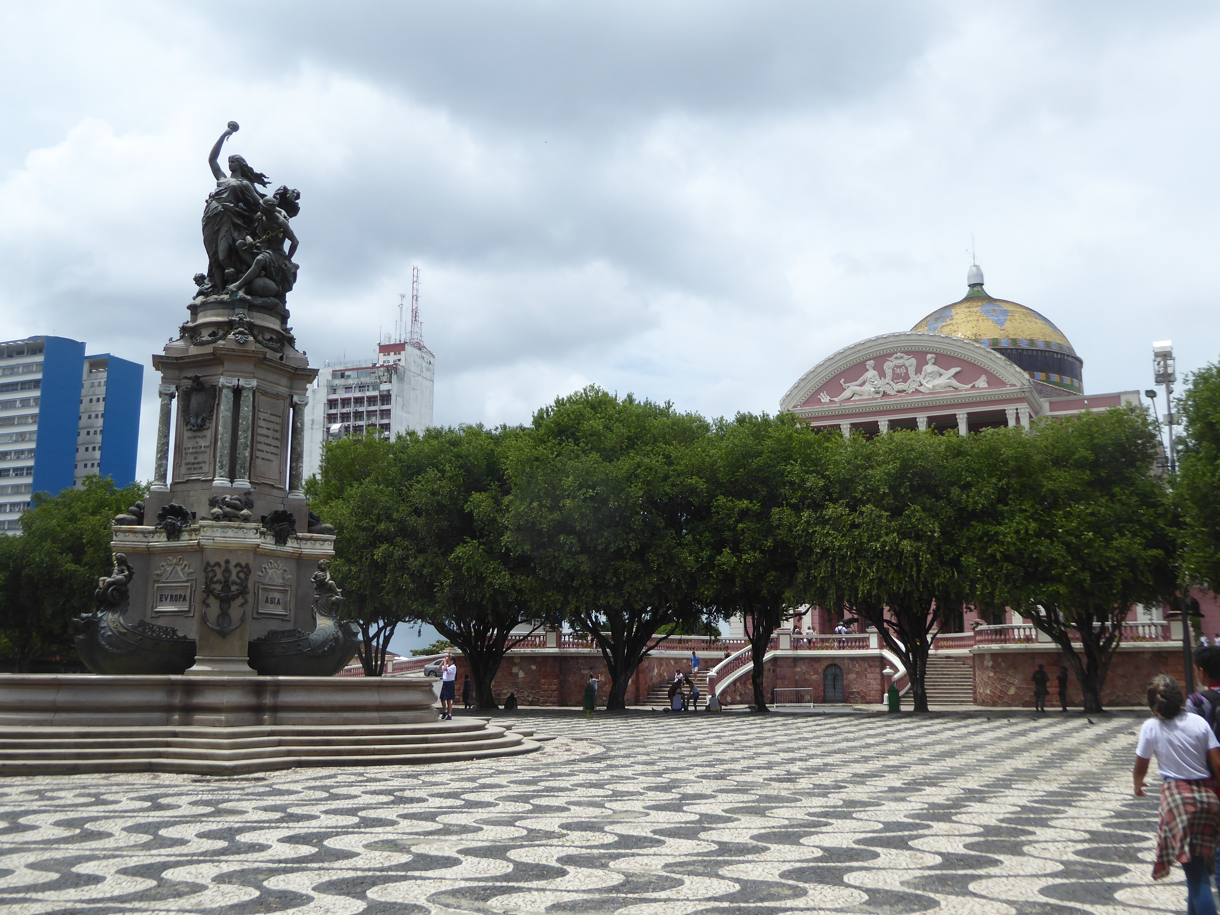In 1995, Xerox paid for the refurbishment of the Praça São Sebastião, in front of the theater. The paving isn't new, however: it's always be