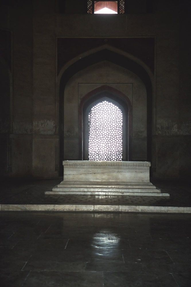 Humayun's cenotaph: white marble, without inscription. Behind it, jalis tracery. Above, there is a domed roof, but it's much lower than the