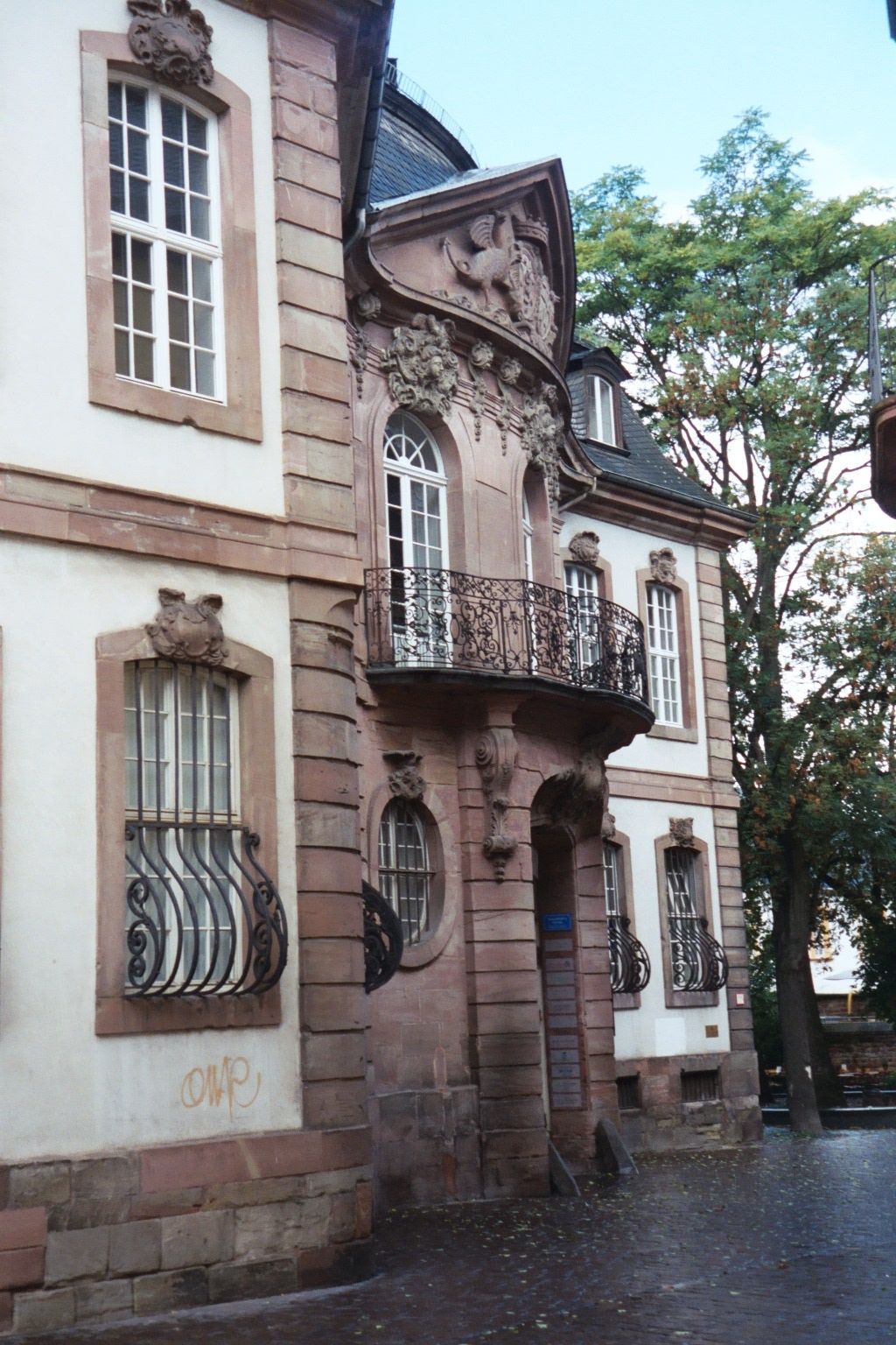 By the 1740s residents felt a bit safer. This is the Kesselstatt Palace, built at that time for Count Kesselstatt. The facade includes a rou