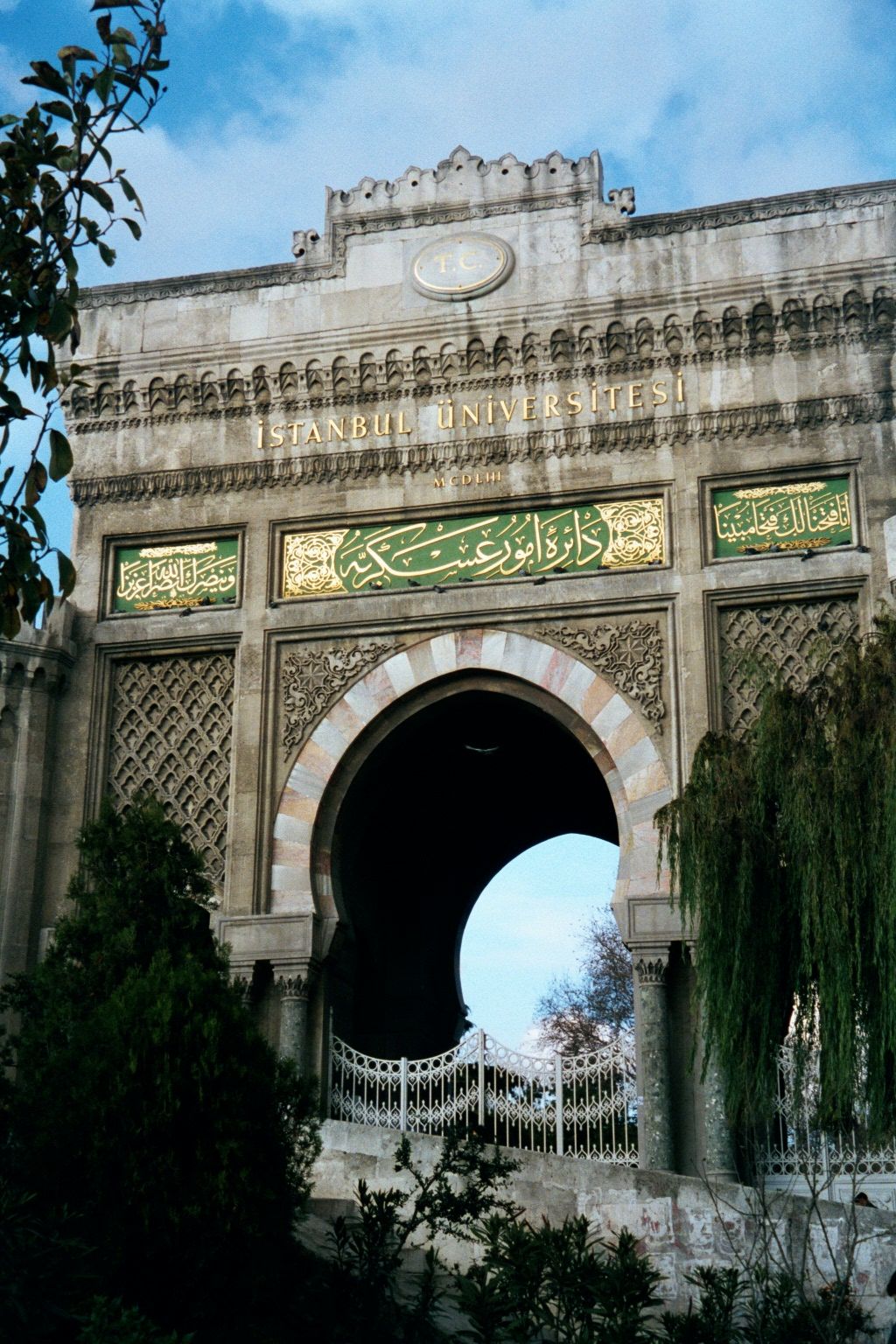 This triumphal arch is obviously Roman, but with Islamic detailing. Strange for a university? This is a case of creative readaptation, becau