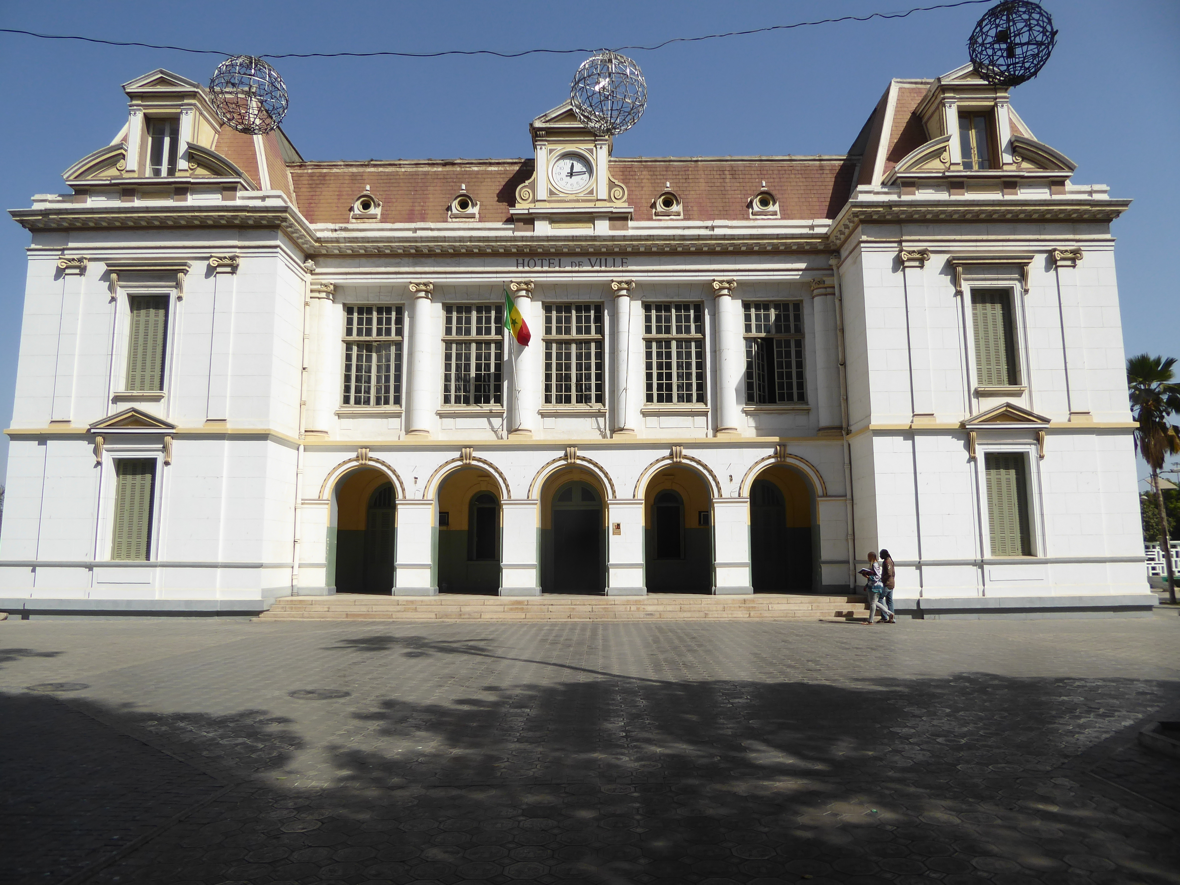 It faces the town hall of 1914.