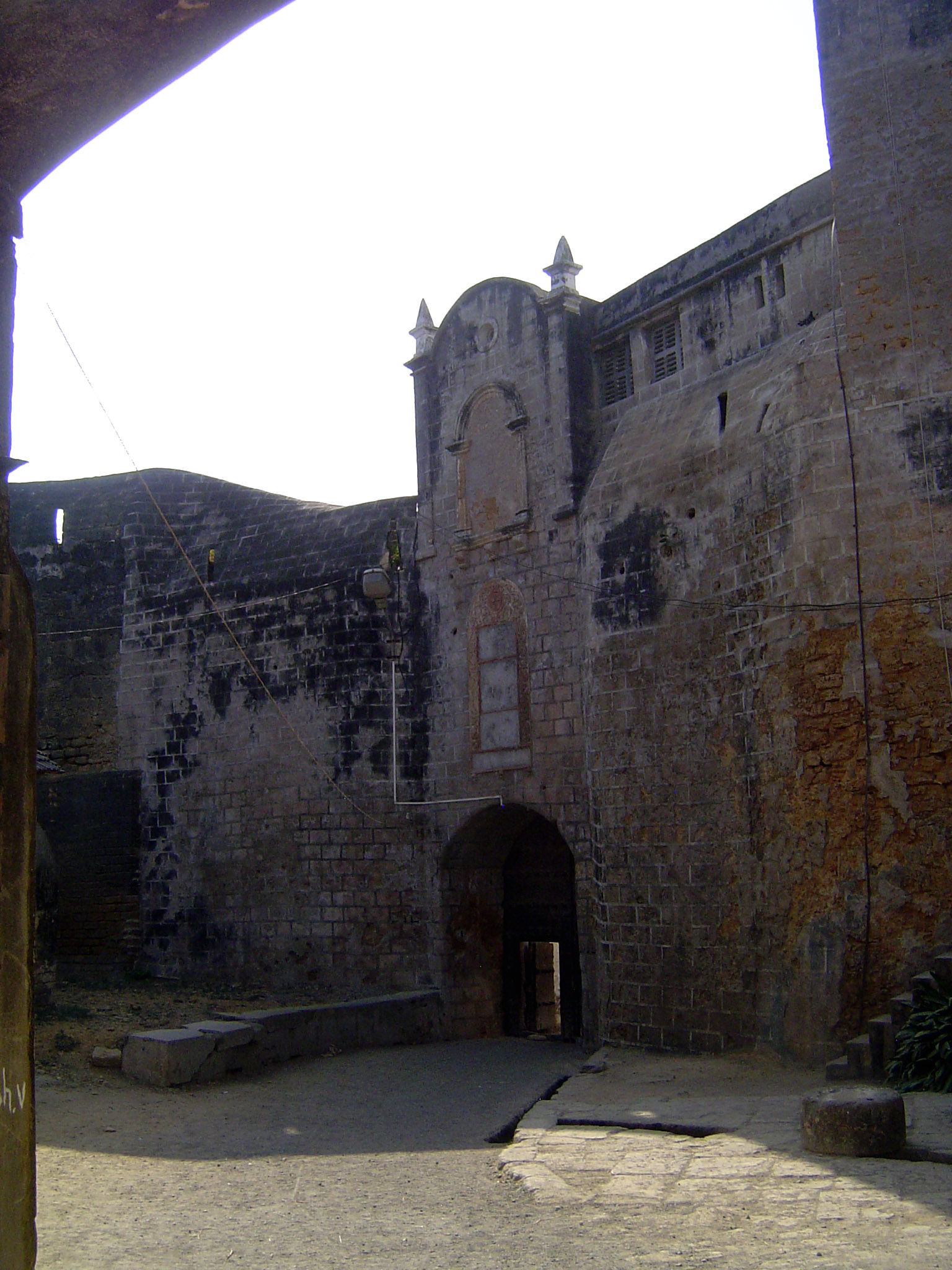 The second gate, the porta principal.