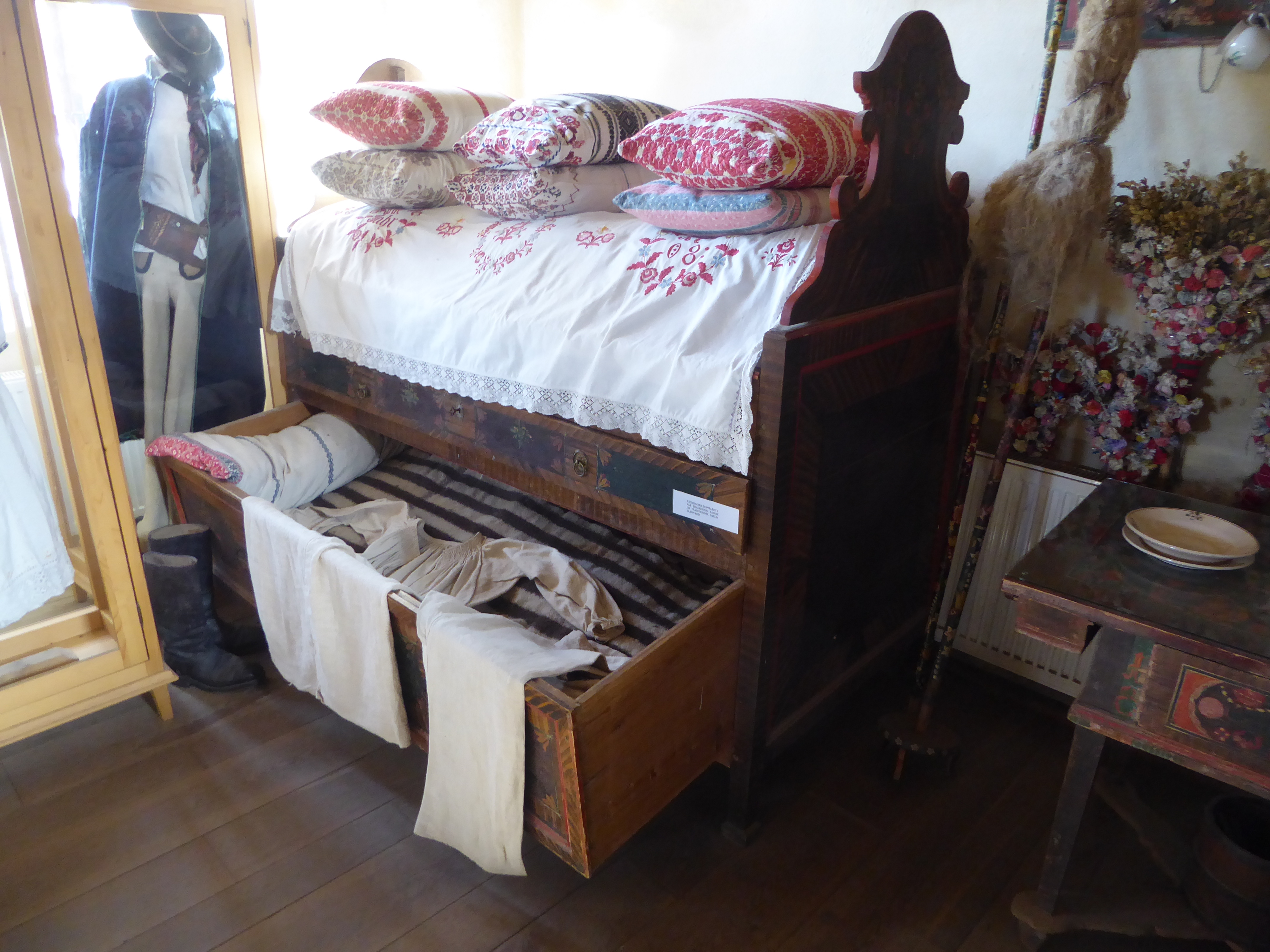 The museum contains this Saxon bed, with a handy drawer for children. "Don't cry, or else!"