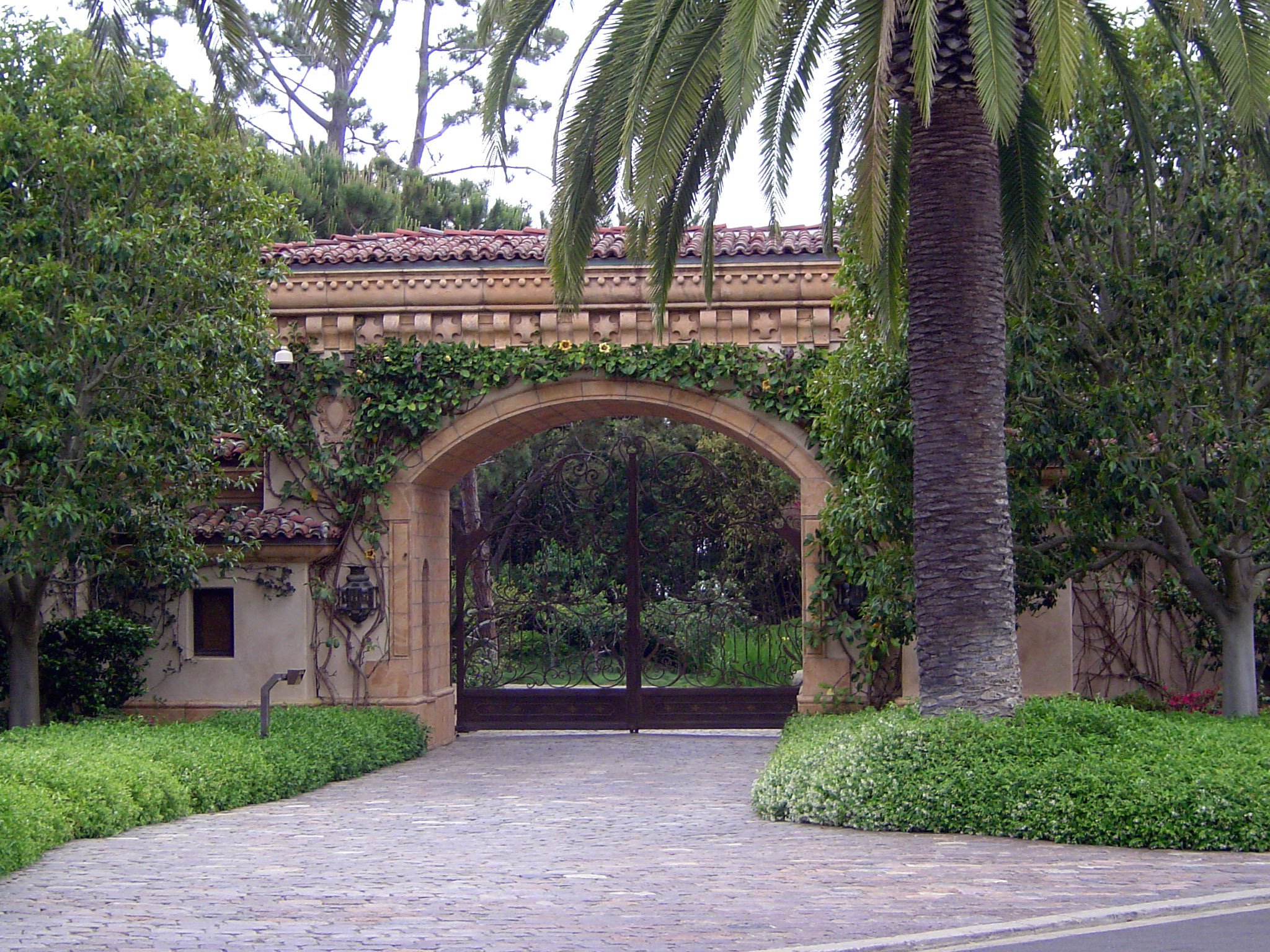Entrance to one of these estates. It's on the street humorously? called La Jolla Farms Road.