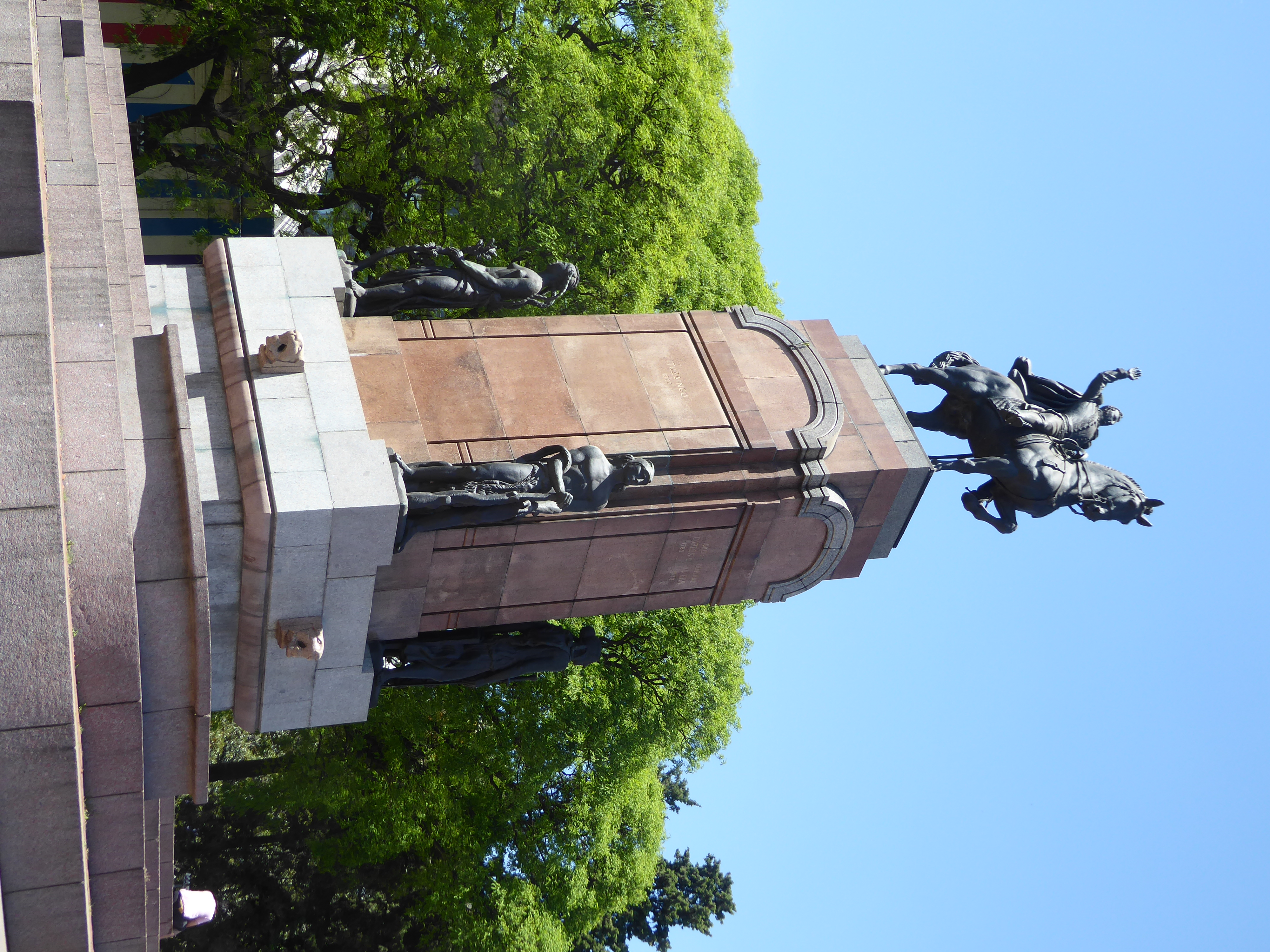 Three hundred meters to the east, there's a statue of General Carlos de Alvear 1788-1852, who defeated the Spanish troops at Montevideo in 1