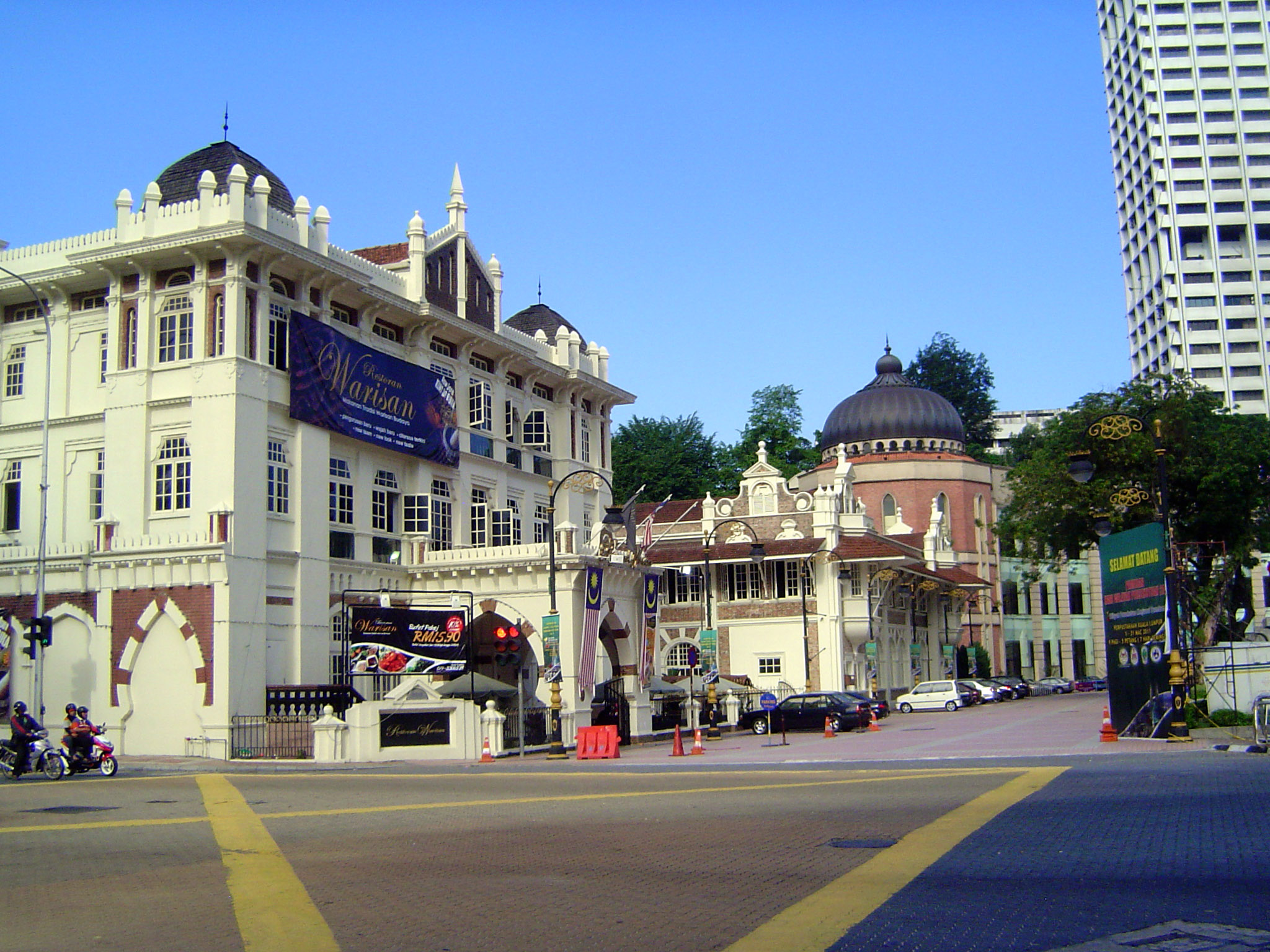 Still on the same corner, here's the former Chartered Bank, formally the Chartered Bank of India, Australia, and China. This branch opened i