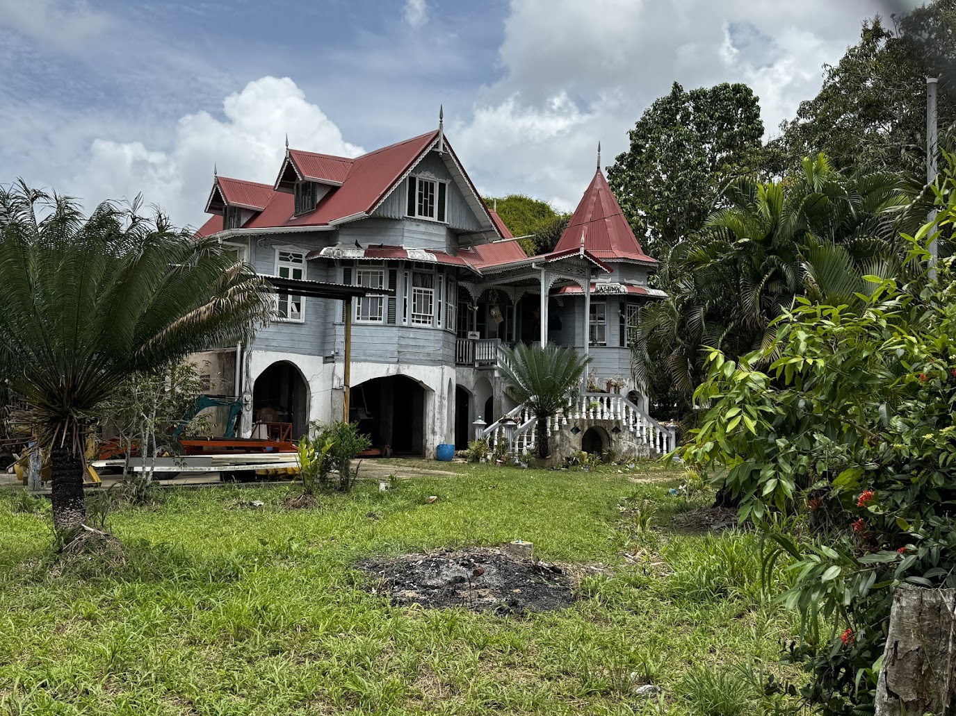 Another old wooden house, still on its feet.  It's on Longdenville Road at Ratanie Road.  Was it "the Big House" of an estate?  Dunno.