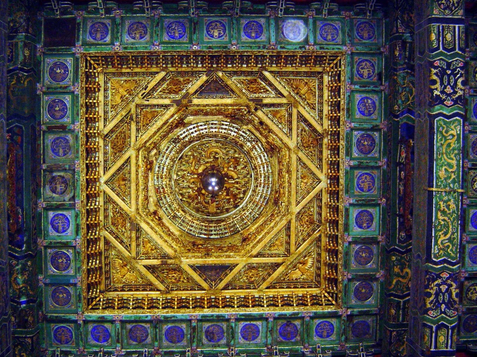 Inside the hall, there is a caisson ceiling, a type reserved for the most important buildings of the Forbidden City. Layers of brackets prod