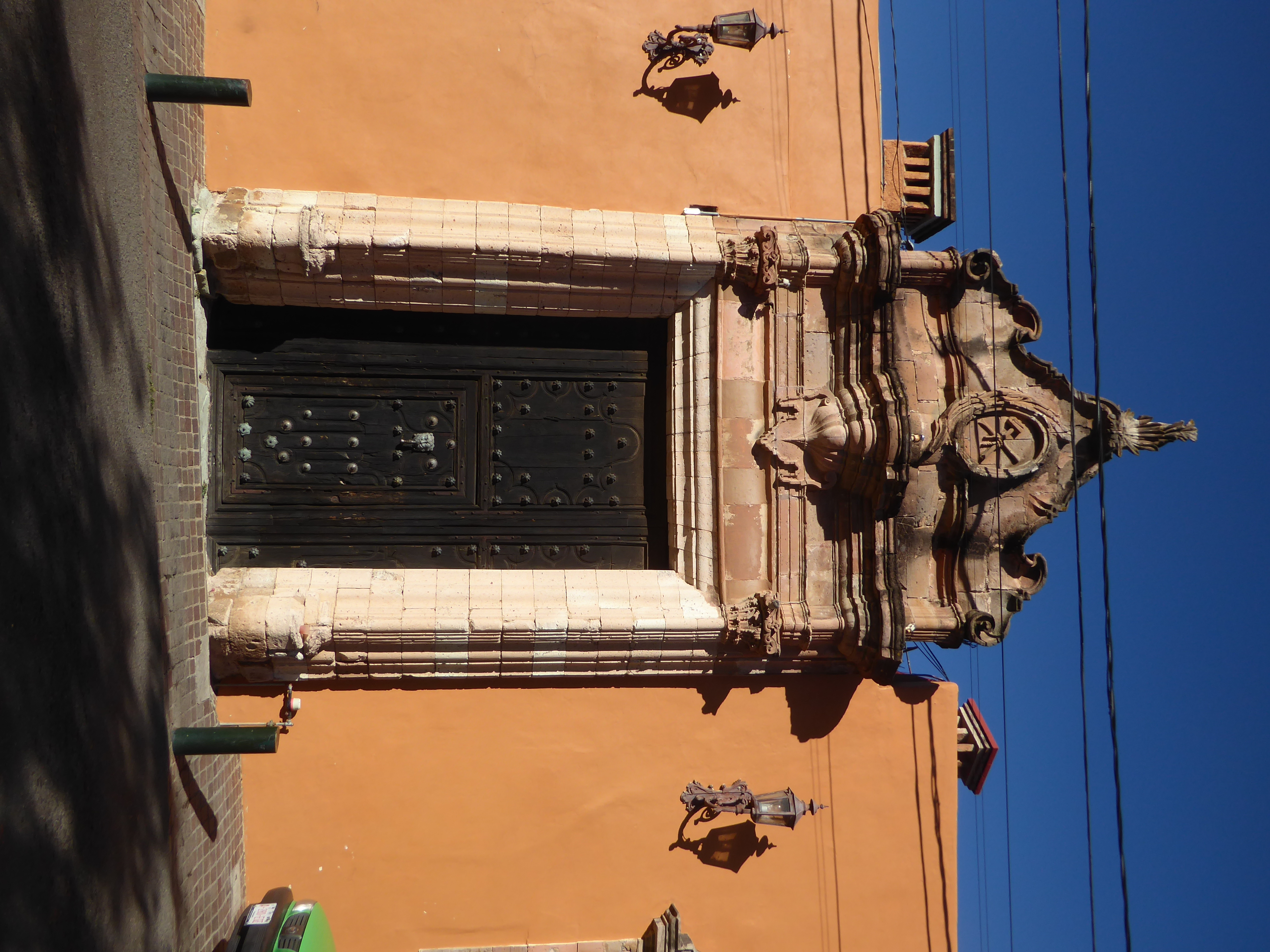 Here's the entrance to Obregón's house, now a restaurant, the Casa del Conde de Valenciana. Quite a jump, from being Antonio de Obregón to b
