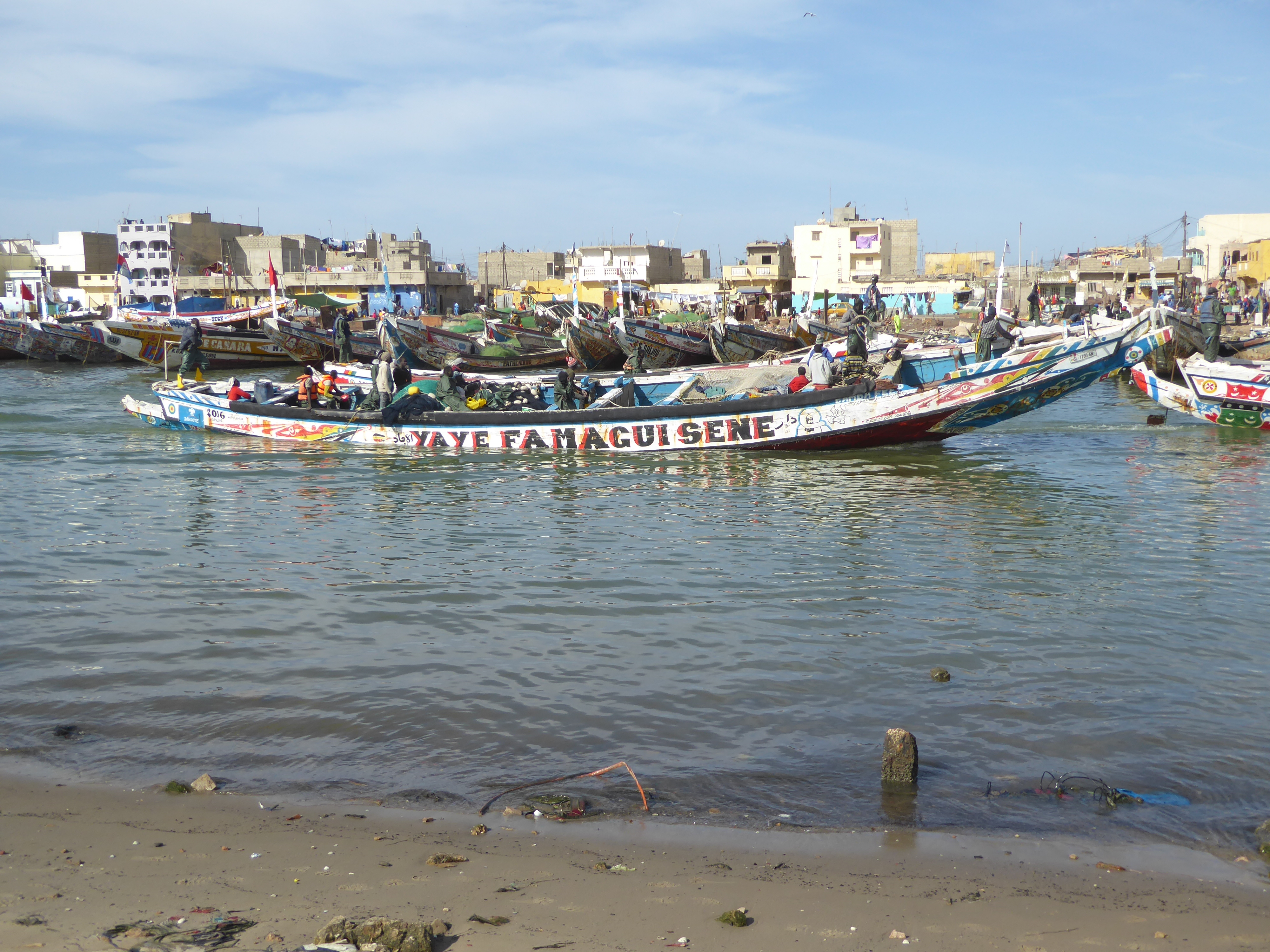 Hundred of pirogues crowd both the sheltered and surf side of Barbarie. The boats vary from 7 to 24 meters, with crews of from 4 to 15 men.