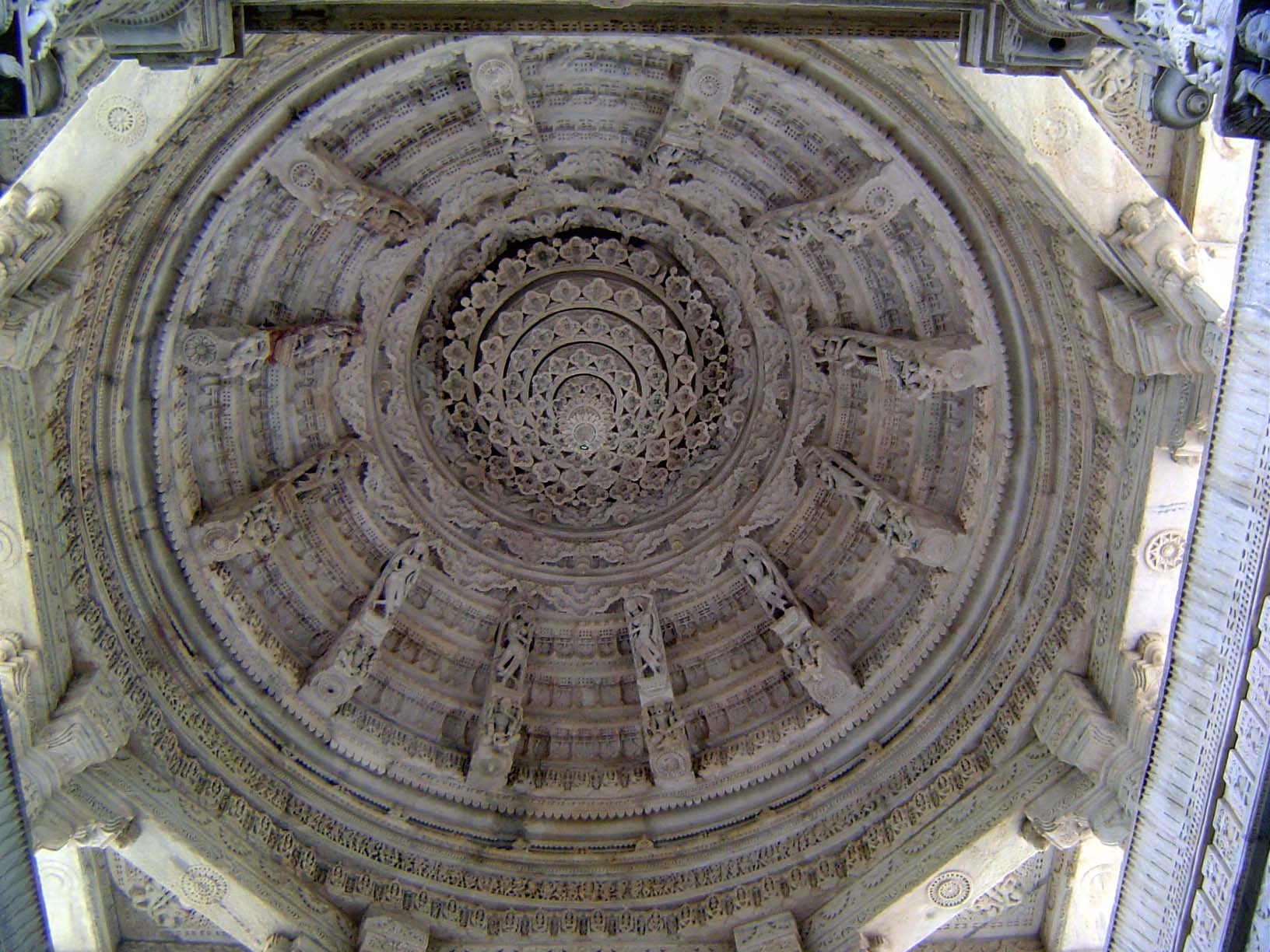 The dome of the western mandapa rests on an octagon supported by eight pillars. The 16 radii of the dome carry images of the vidya-devis or