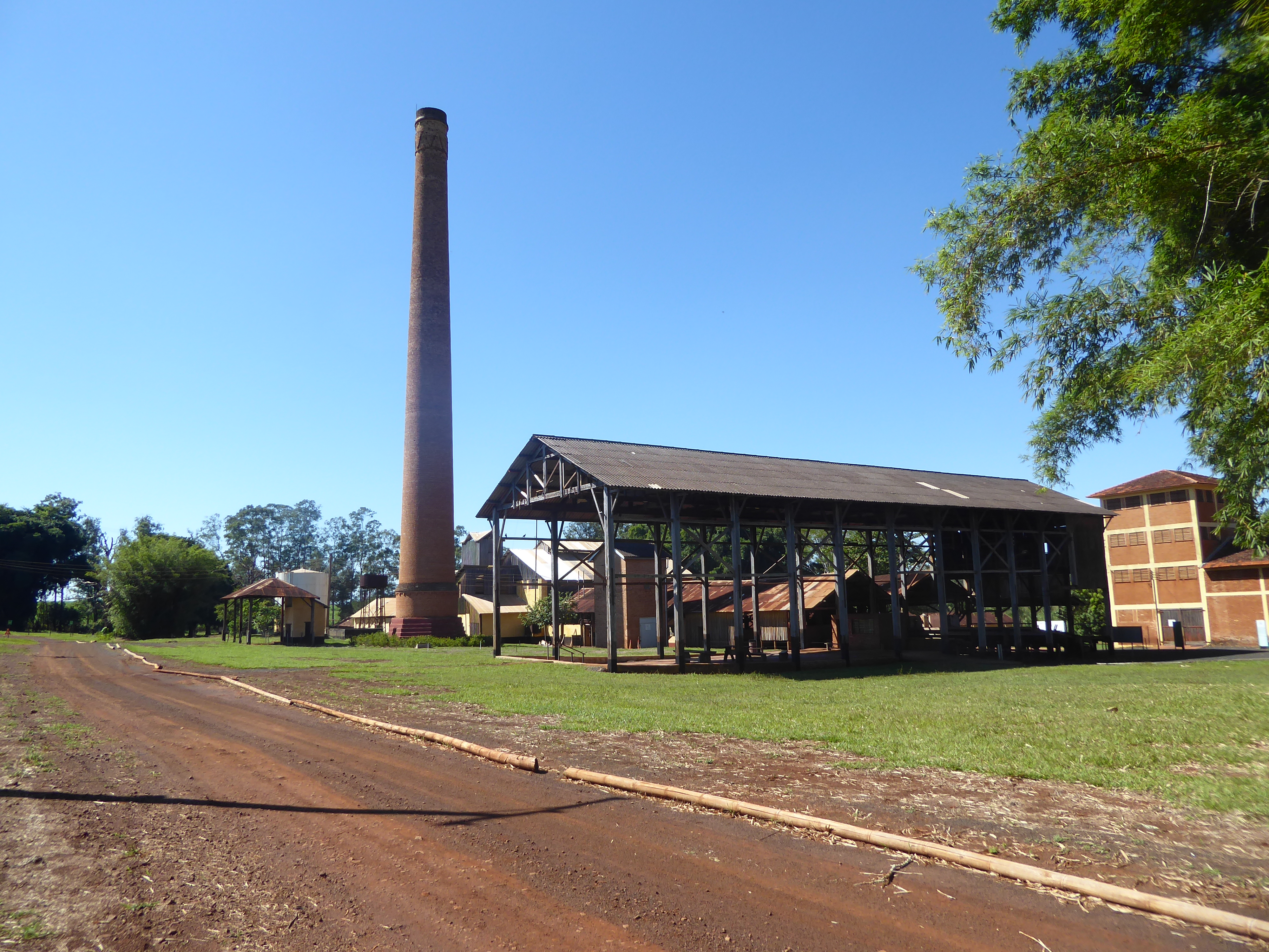 What was the track a spur line built for? Here's the answer. We're at the engenho central, the "central mill" that Schmidt built to process