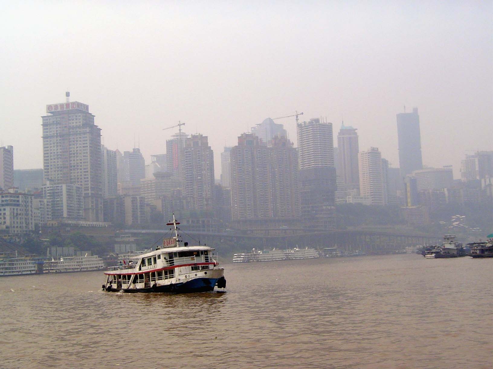 Out in the river: the view back up the Jianlingjiang.