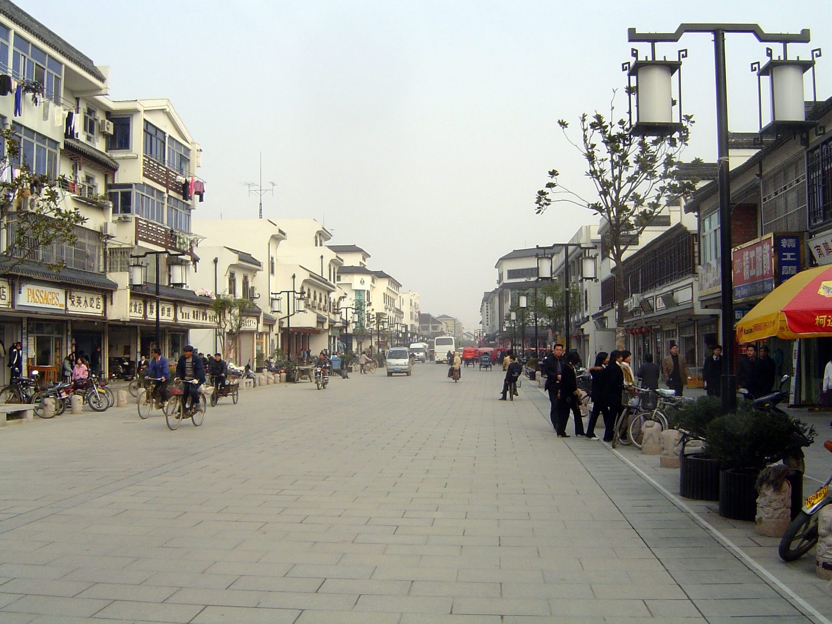 Keep walking! This is a cold winter day, which explains the sparse crowd.