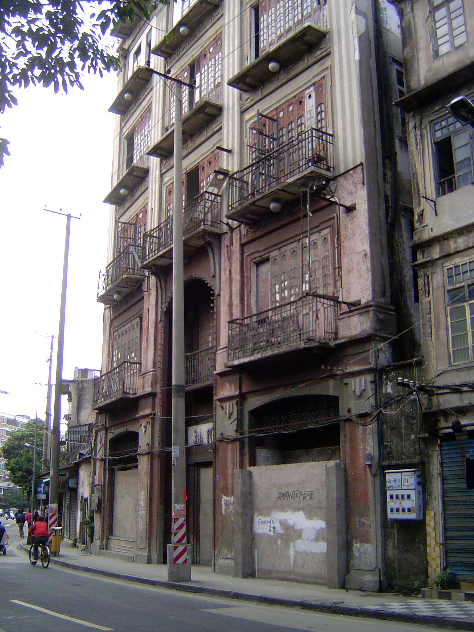 Could this be the old Swatow hotel? It's at the east end of Yongping Road, not far from the post office.
