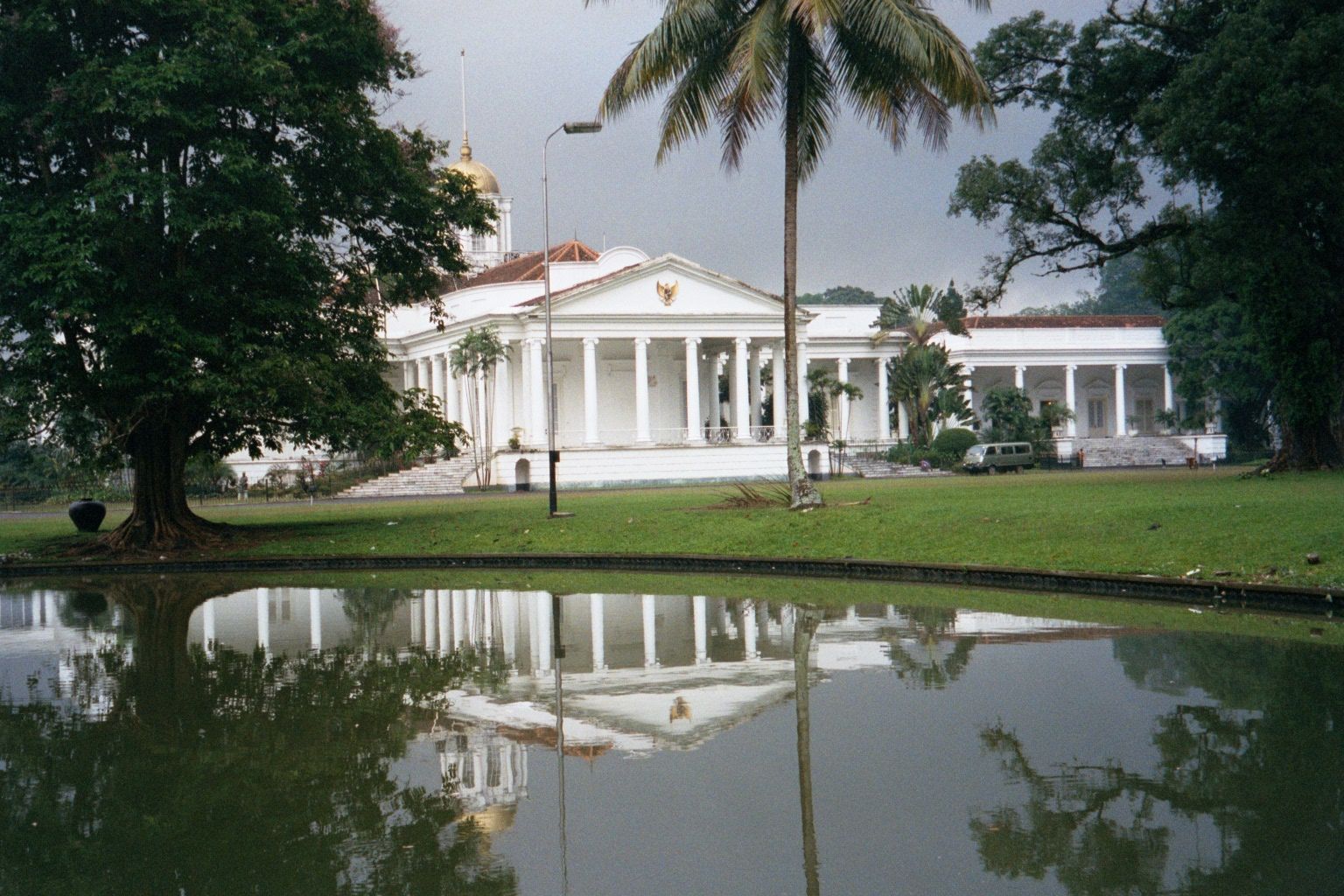 Inside: the presidential palace. This version dates from 1856. Although the garden is open to the public, the palace isn't.