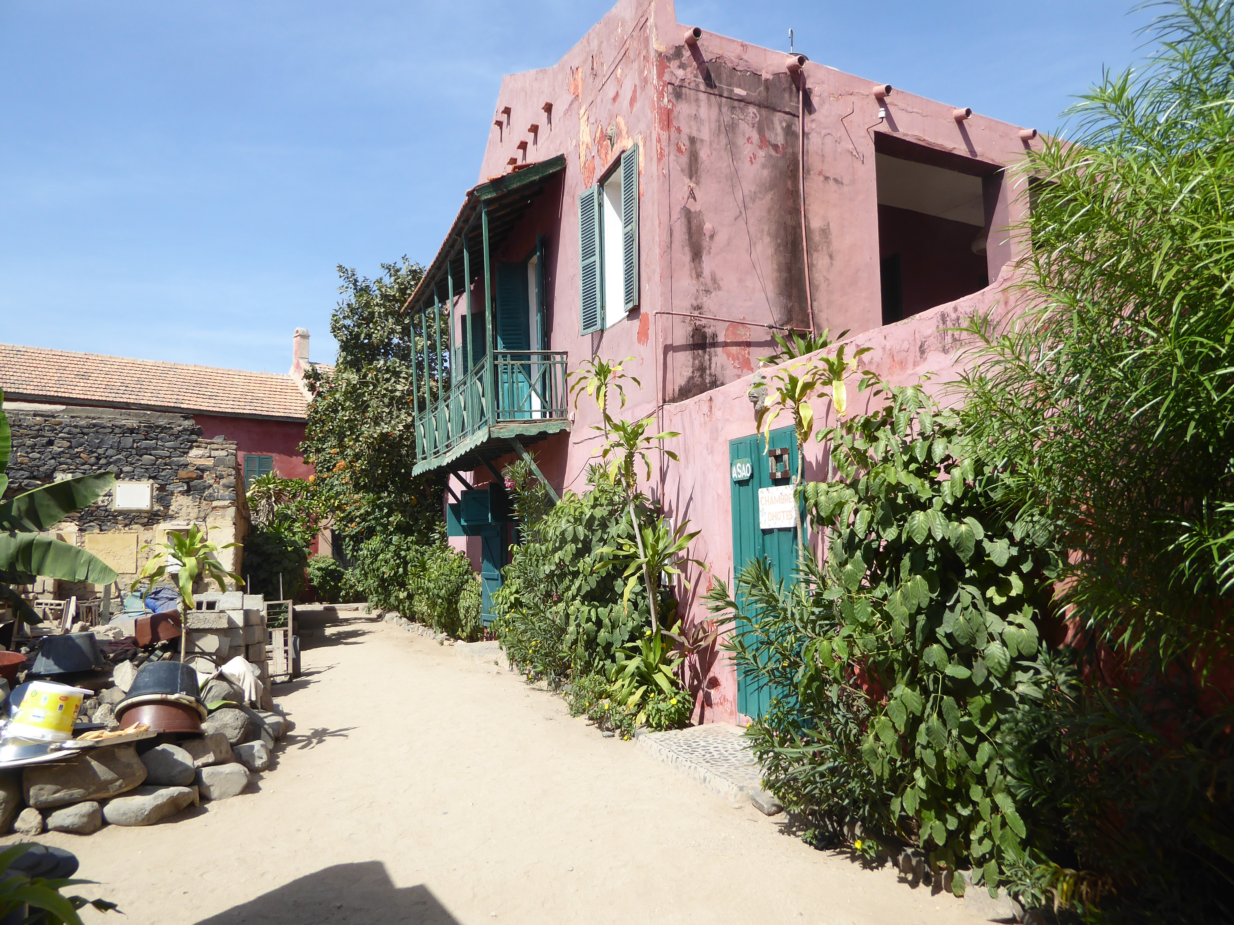 We can wander over to the fort. Here's an 18th century house built of basalt, plastered and painted with an ahistorical but now common vermi
