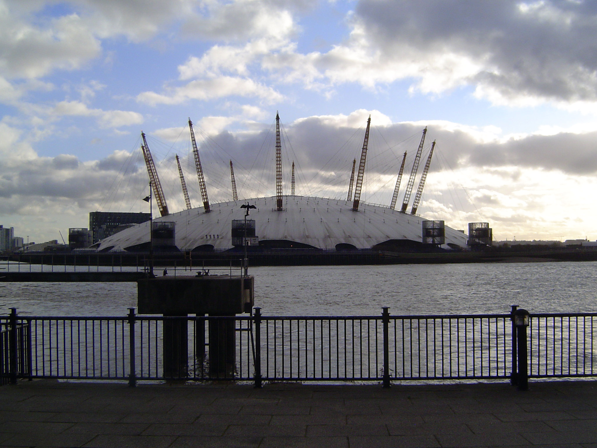 We've swept around the meander and are looking across the river to the O2 arena formerly the Millennium Dome at the northern tip of the Gree