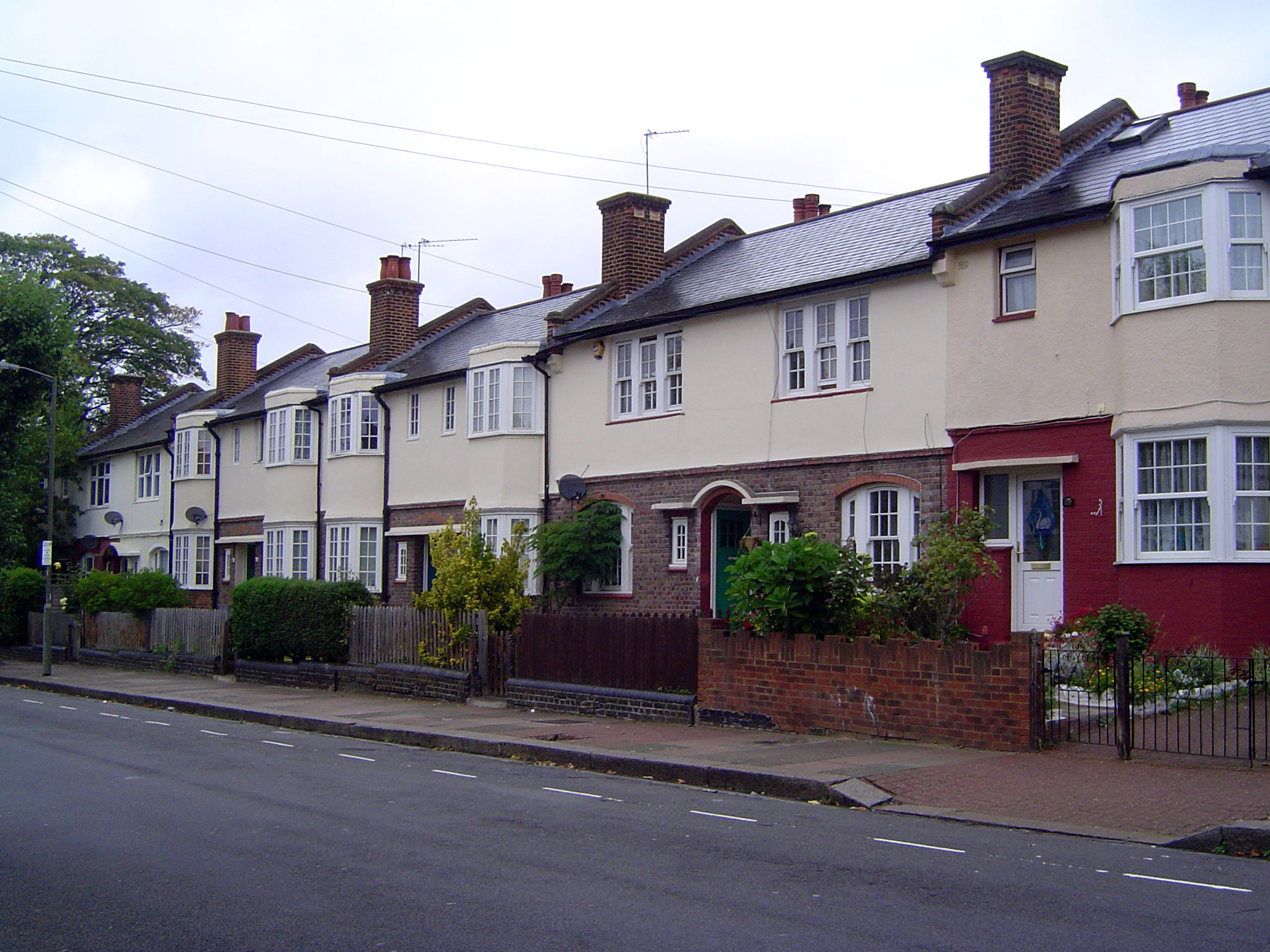 Several floorplans existed, ranging from four to six rooms, with the larger units spread over two floors. Some of the houses even had baths.