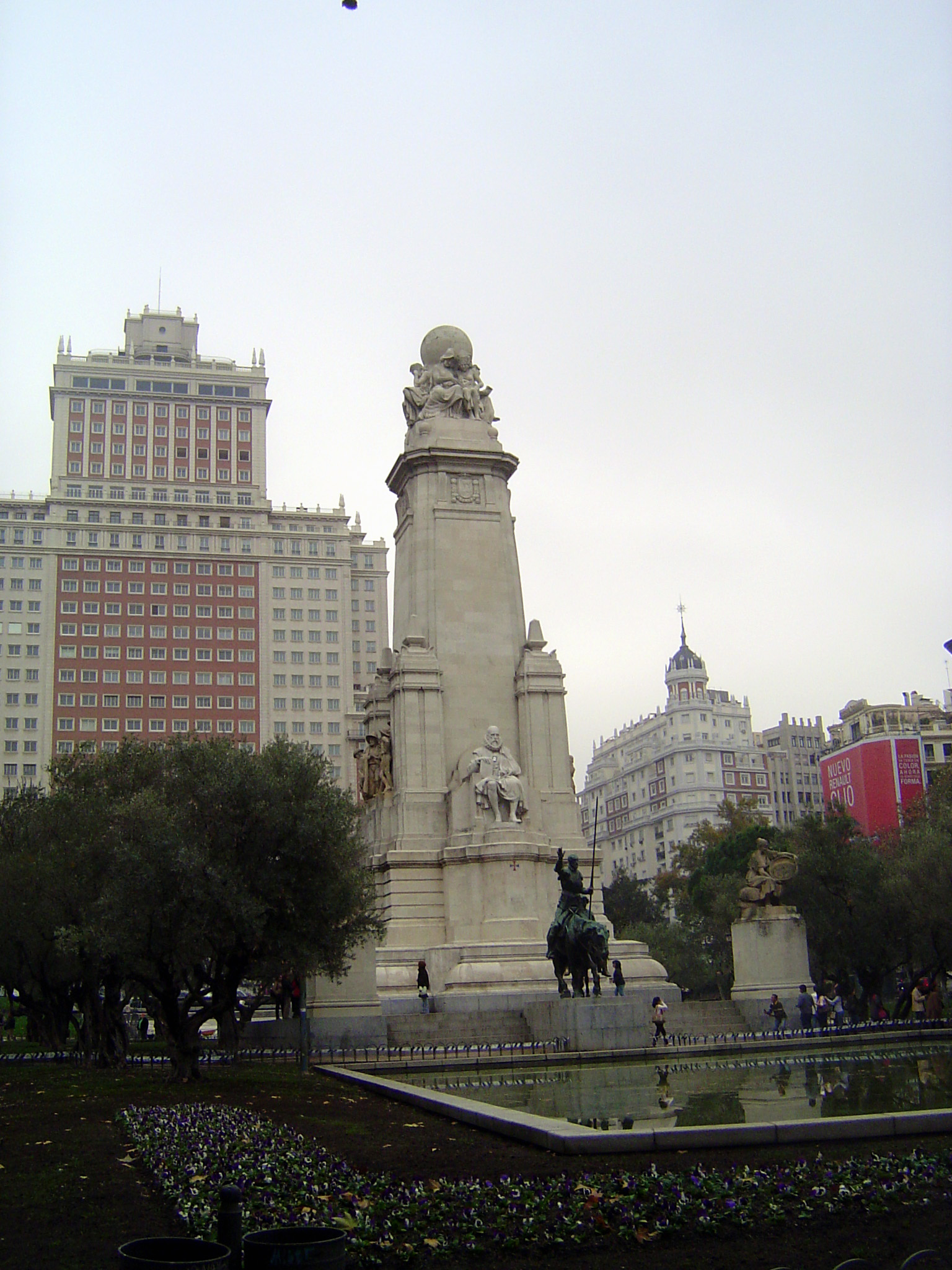 We've come to the Plaza de Espana, at 10 o'clock. It's a neighborhood of office and residential buildings from the 19th and 20th centuries,
