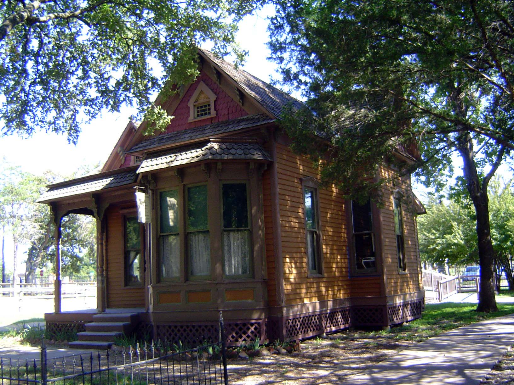 Also in the museum: an Oak Cliff doctor's office from 1890. There'd been a lot of change in the space of two generations: now, for example,
