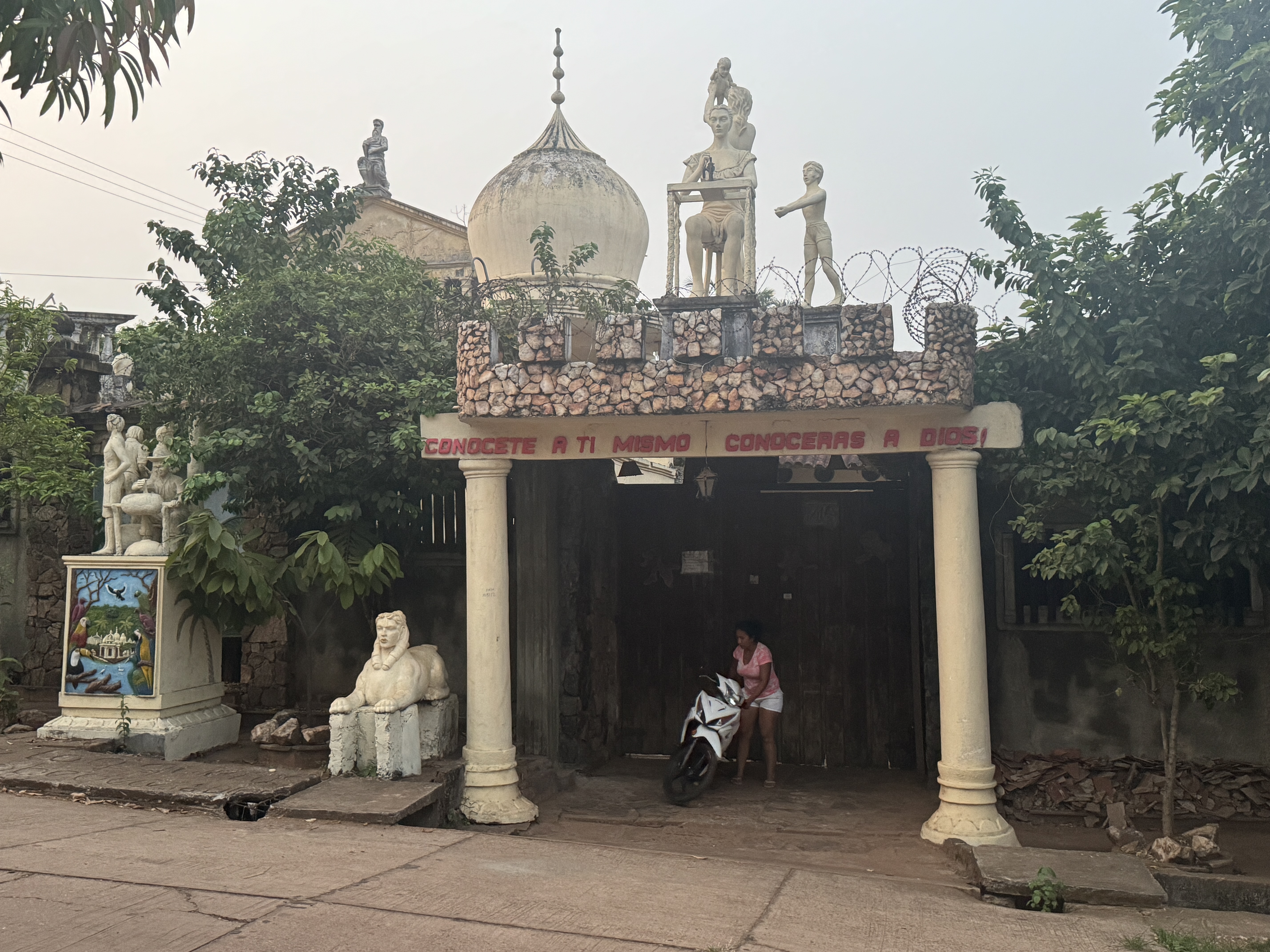 And here's the other surprise: the oddest house I saw on the whole trip.