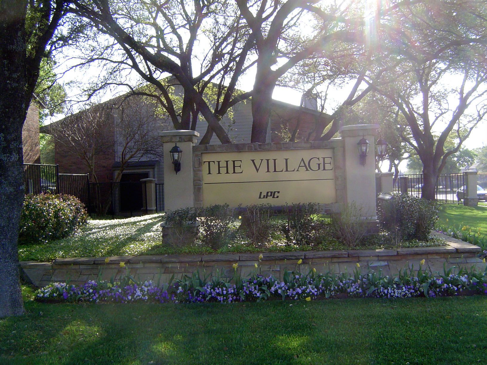 Just east of the Central Expressway, Trammell Crow and Winthrop Rockefeller funded in 1965 the creation of the Lincoln Development Company.