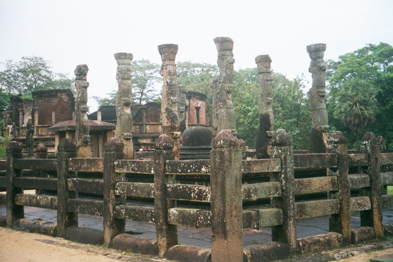 The ruins are spread over a long but thin area, oriented north-south; the densest cluster is on what is sometimes called the Tooth-relic Ter