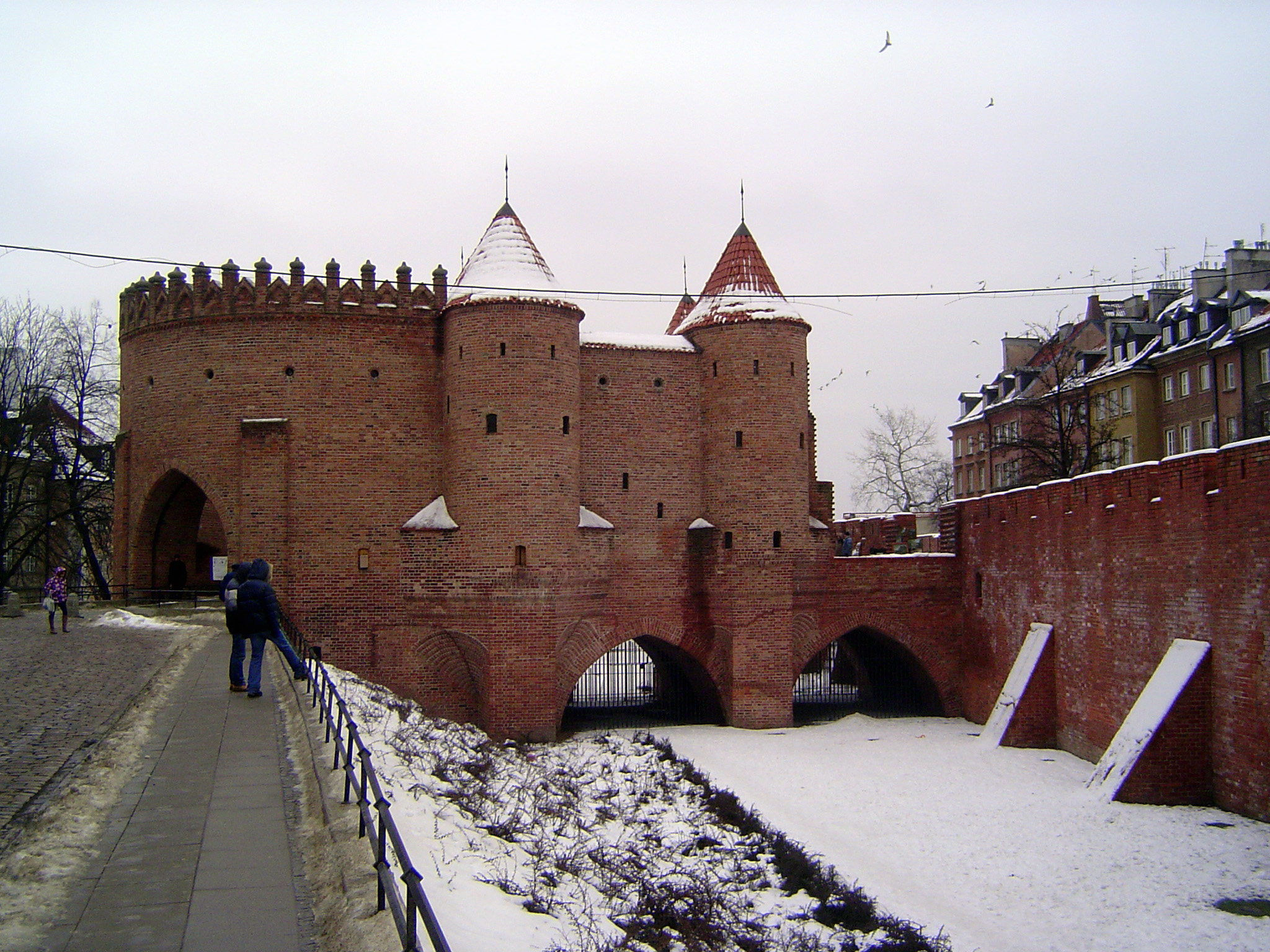The most massive part of the wall is this barbican, an outlier facing Nowomiejska Street and protecting a gate that no longer exists. Date: